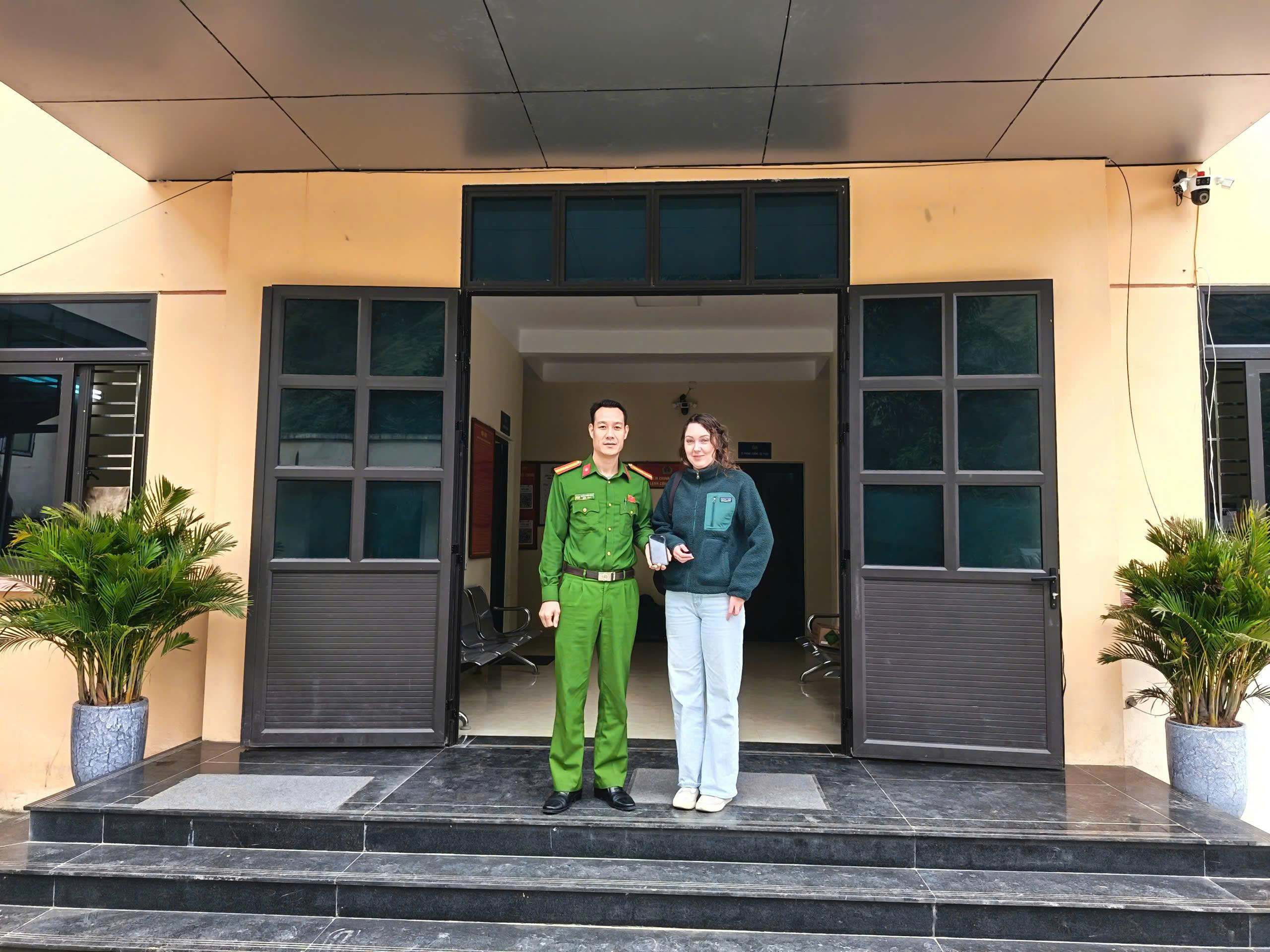 CÔNG AN XÃ DU GIÀ TRAO TRẢ TÀI SẢN CỦA DU KHÁCH NƯỚC NGOÀI ĐÁNH RƠI