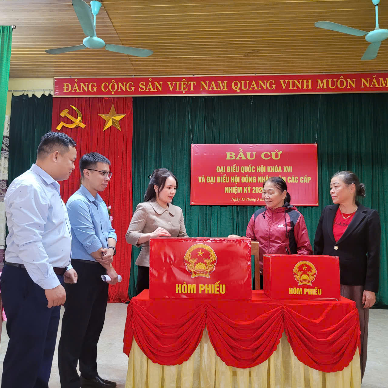 Đồng chí Bí thư Đảng ủy xã Sơn Dương kiểm tra công tác chuẩn bị bầu cử trên địa bàn