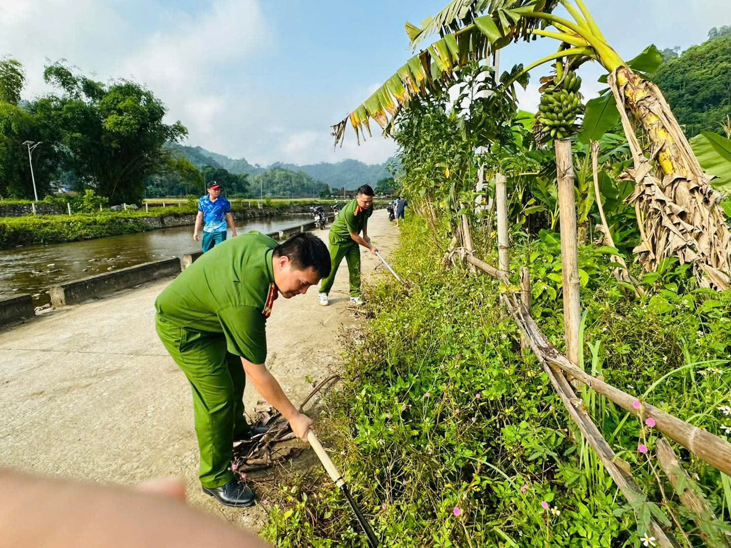 CÔNG AN XÃ CÔN LÔN THAM GIA RA QUÂN HƯỞNG ỨNG PHONG TRÀO THI ĐUA “TOÀN DÂN CHUNG TAY BẢO VỆ MÔI TRƯỜNG, VÌ MỘT VIỆT NAM XANH - SẠCH - ĐẸP”