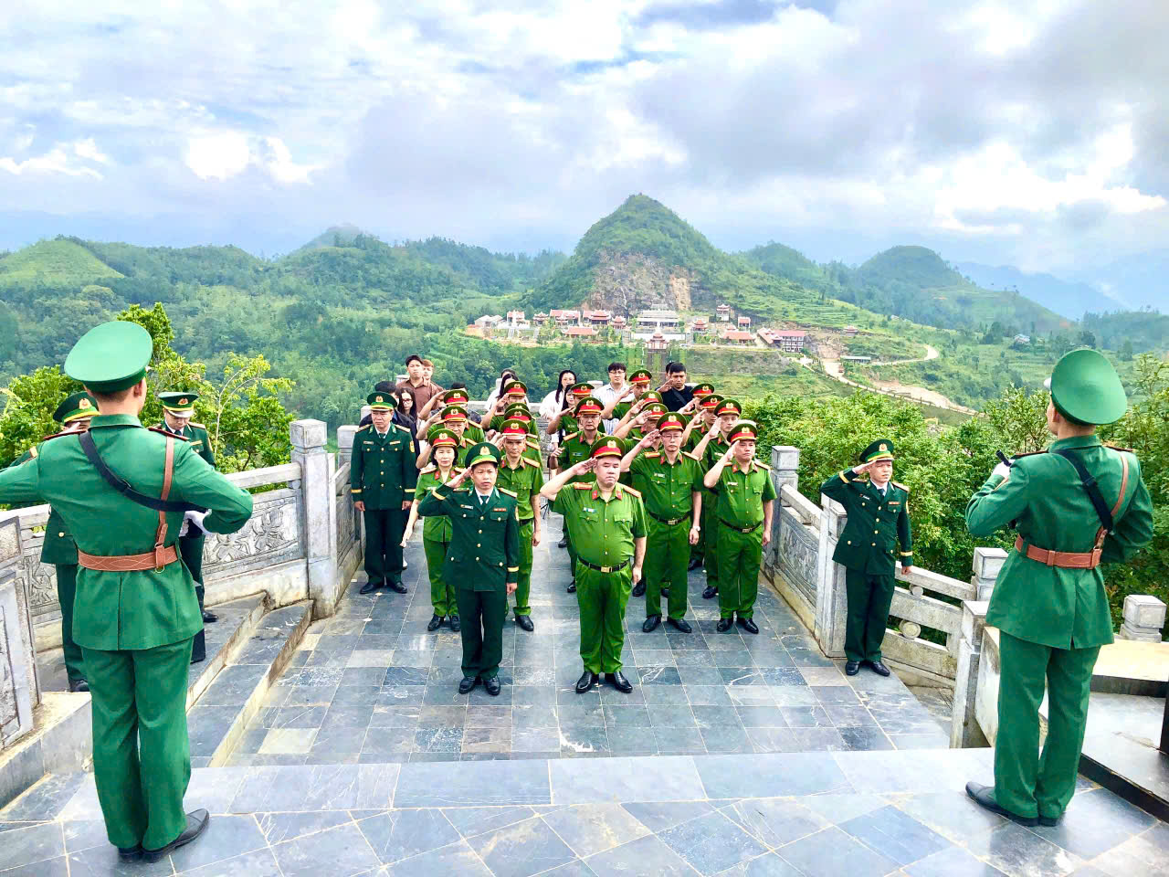 PHÒNG CẢNH SÁT THI HÀNH ÁN HÌNH SỰ VÀ HỖ TRỢ TƯ PHÁP CÔNG AN TỈNH TUYÊN QUANG TỔ CHỨC NGHI LỄ CHÀO CỜ TẠI CỘT CỜ LŨNG CÚ