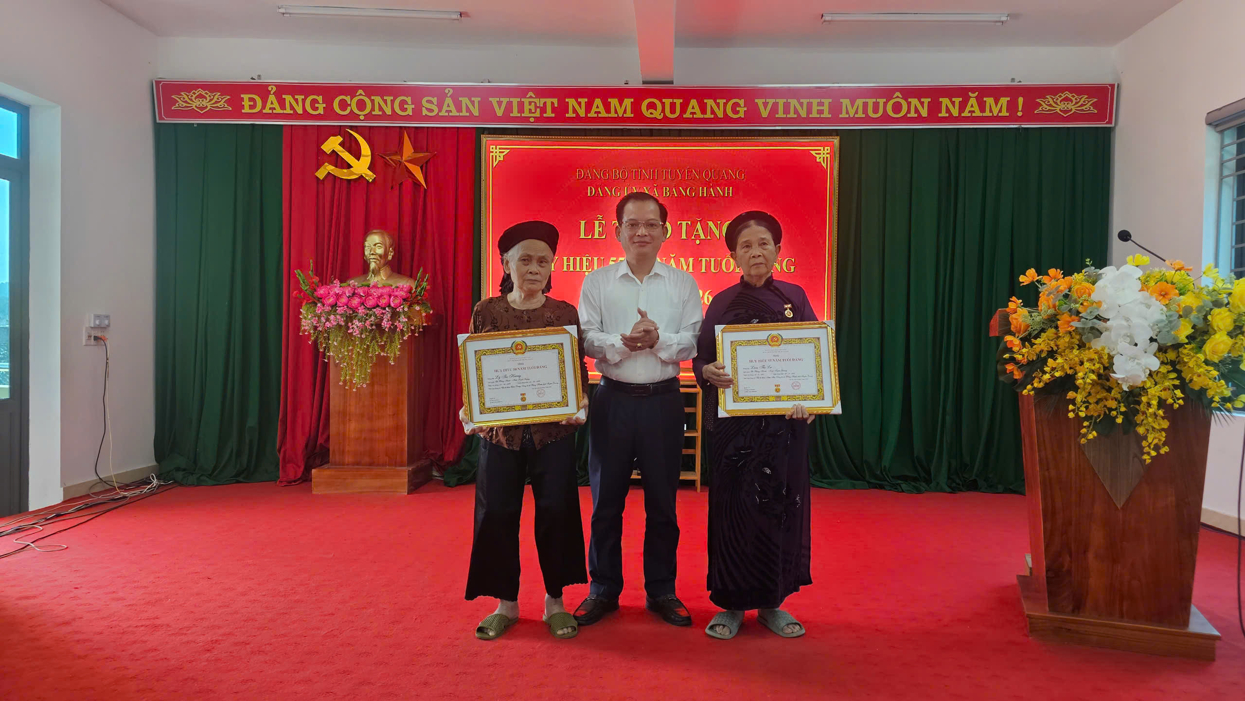 ĐẢNG ỦY XÃ BẰNG HÀNH TỔ CHỨC TRAO HUY HIỆU ĐẢNG ĐỢT 19/5/2026
