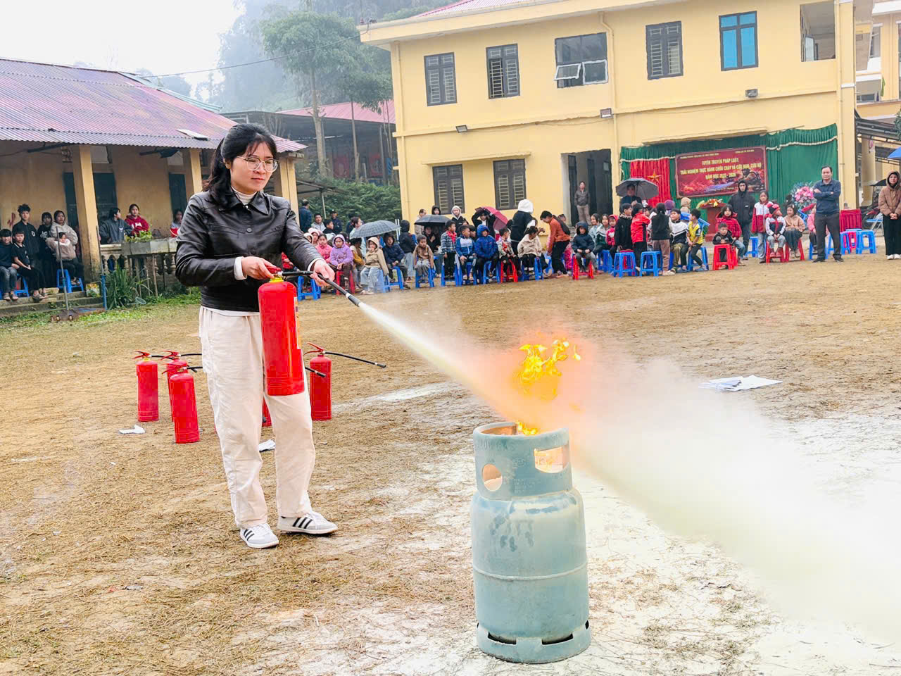 CÔNG AN XÃ LÂM BÌNH TĂNG CƯỜNG TUYÊN TRUYỀN, TRẢI NGHIỆM THỰC HÀNH PHÒNG CHÁY, CHỮA CHÁY TẠI CƠ SỞ  
