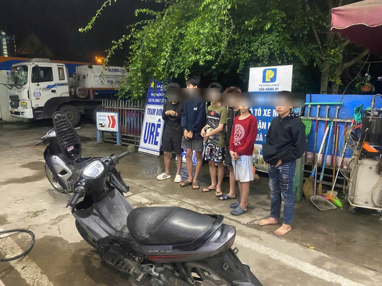 CÔNG AN PHƯỜNG HÀ GIANG 2 PHÁT HIỆN, NGĂN CHẶN NHÓM THANH THIẾU NIÊN VI PHẠM TTATGT TRONG ĐÊM