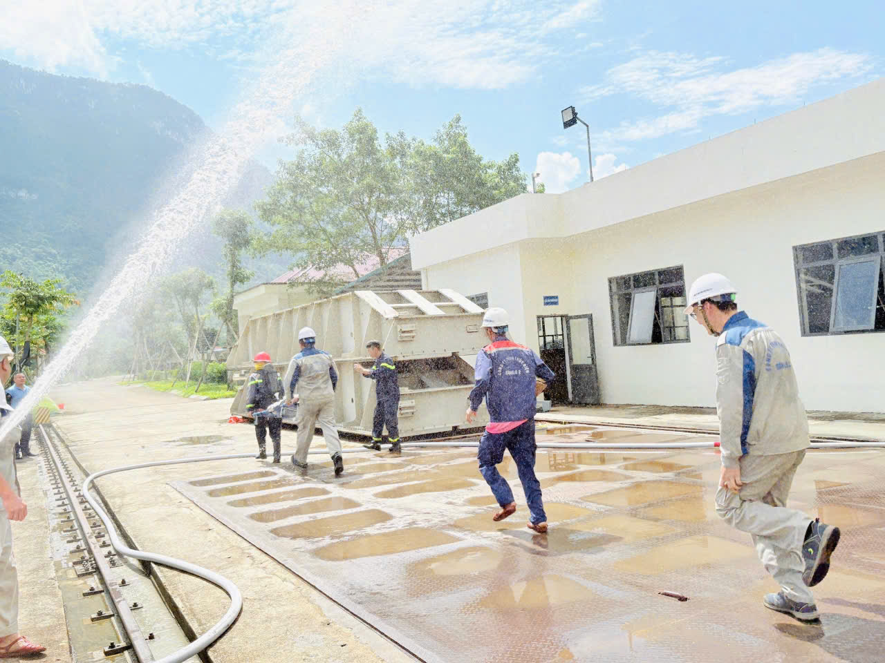 HUẤN LUYỆN NGHIỆP VỤ PCCC VÀ CNCH TẠI NHÀ MÁY THỦY ĐIỆN SÔNG LÔ 2 