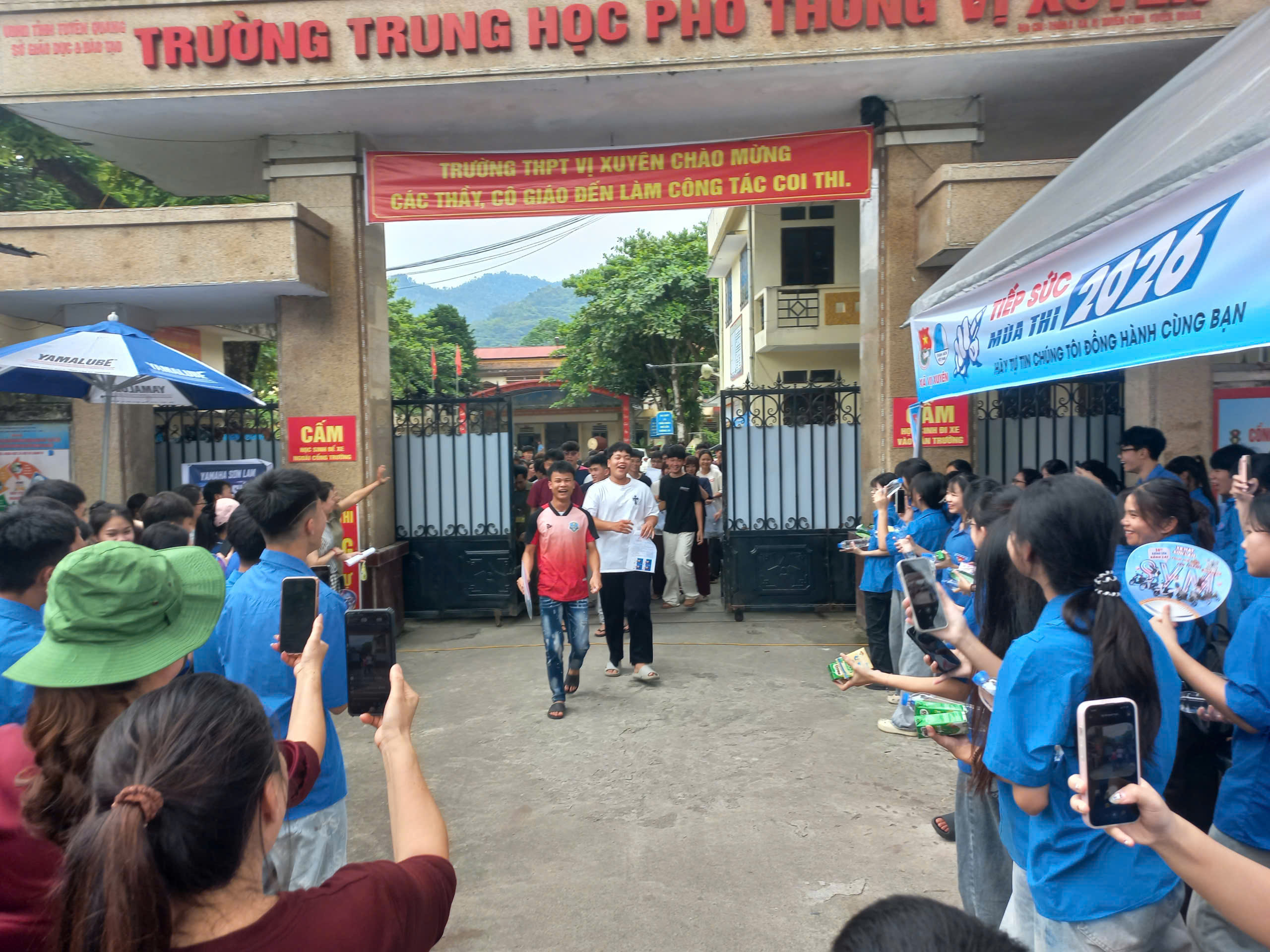 Các thí sinh hoàn thành môn thi đầu tiên - Ngữ văn.