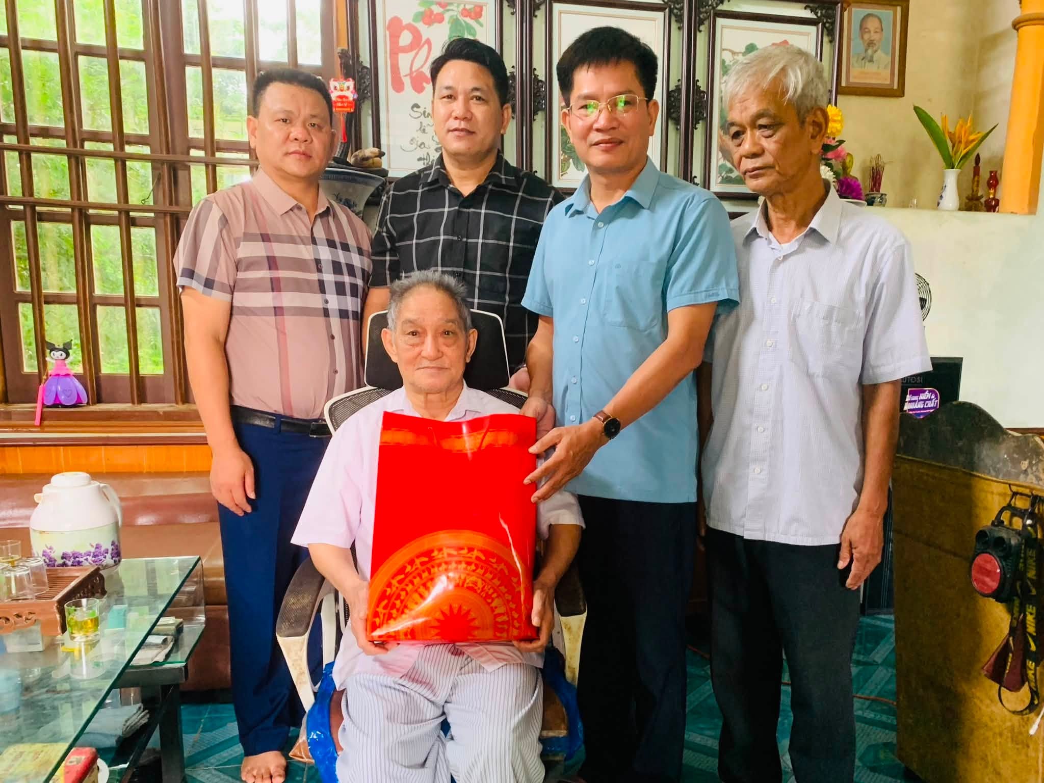 LÃNH ĐẠO XÃ BẠCH XA THĂM, TẶNG QUÀ CÁC GIA ĐÌNH CHÍNH SÁCH, NGƯỜI CÓ CÔNG VỚI CÁCH MẠNG NHÂN DỊP 27/7