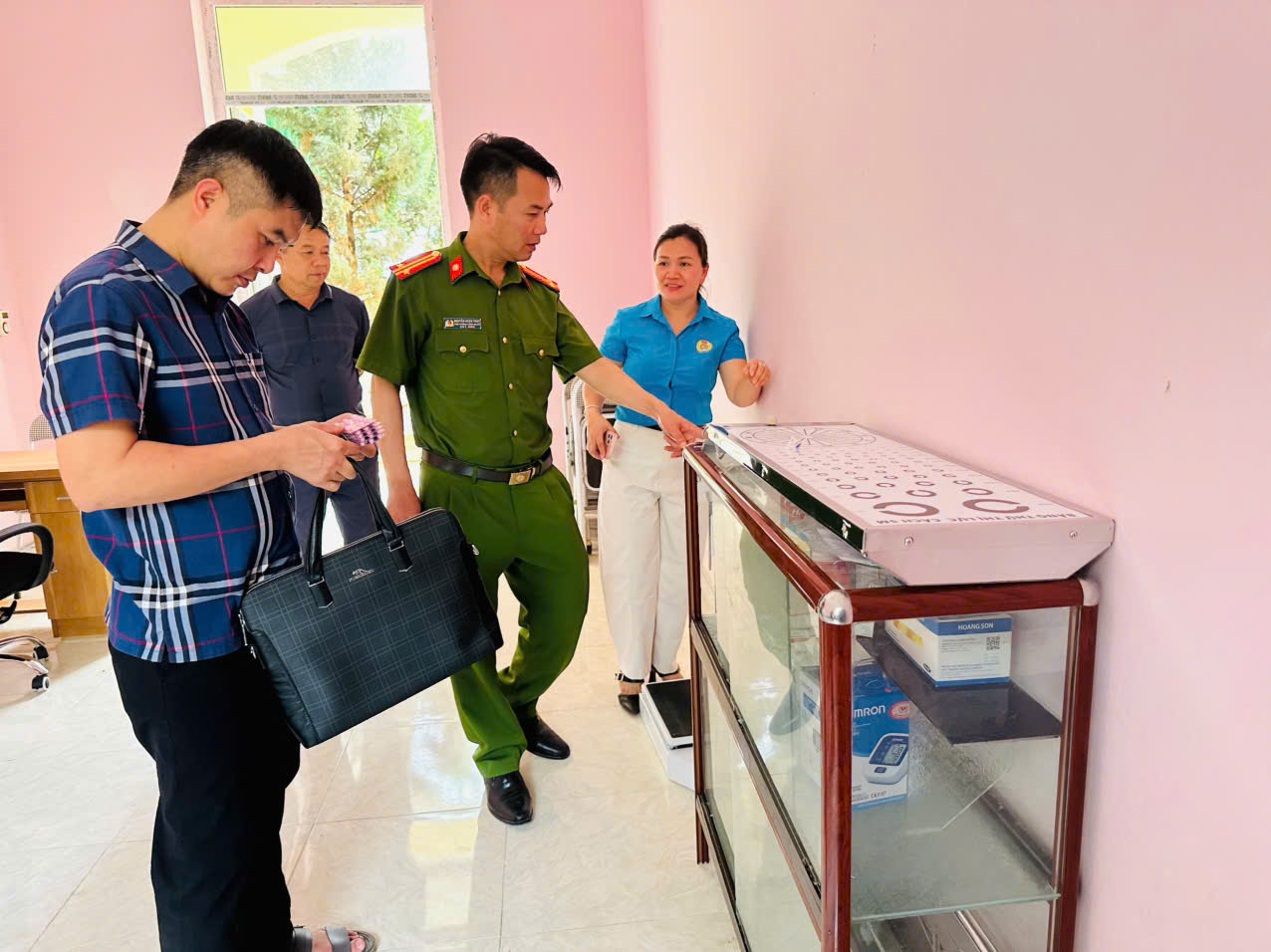 CÔNG AN XÃ CÔN LÔN PHÁT HUY VAI TRÒ NÒNG CỐT TRONG KIỂM TRA AN TOÀN THỰC PHẨM TẠI TRƯỜNG HỌC