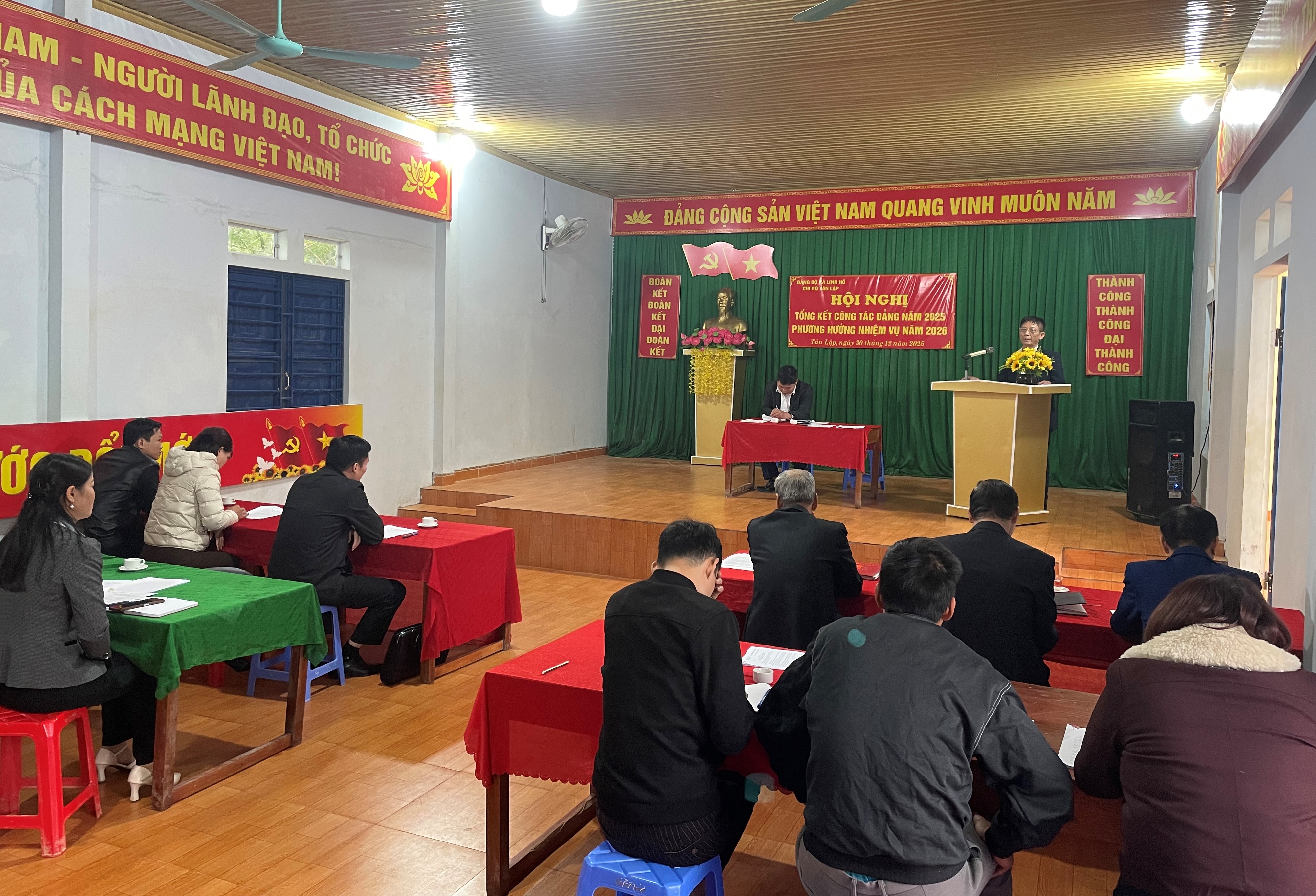 Chi bộ thôn Tân Lập và thôn Bản Đông xã Linh Hồ tổng kết công tác Đảng năm 2025.