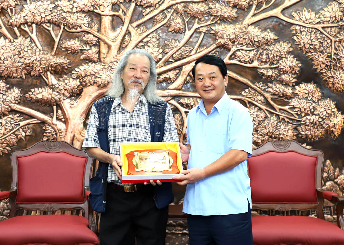 Bí thư Tỉnh ủy Hầu A Lềnh nhận Bút tích bài hát “Tiến quân ca” do con trai cố Nhạc sĩ Văn Cao trao tặng