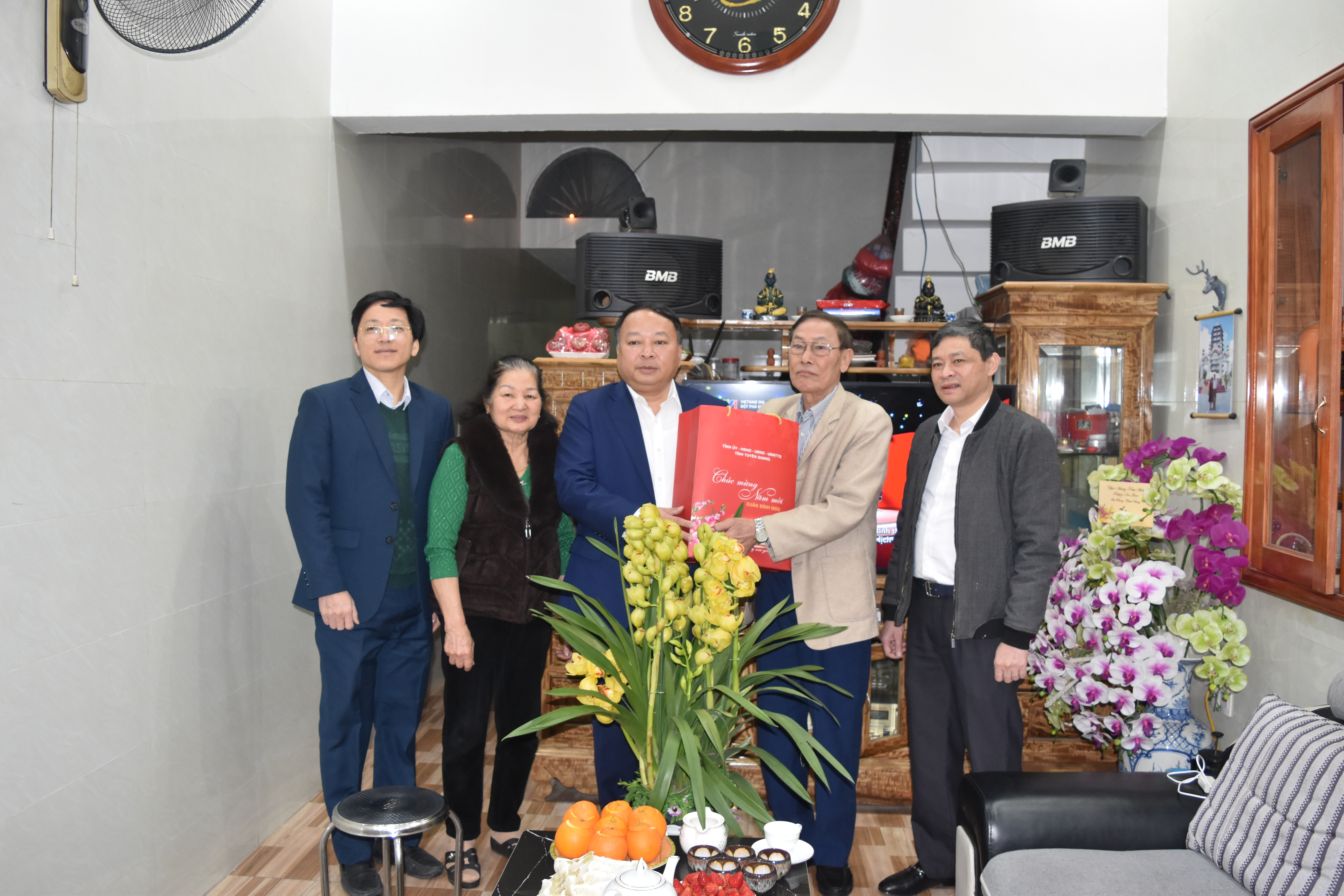 Đồng chí Phan Huy Ngọc, Phó Bí thư Tỉnh ủy, Chủ tịch Ủy ban nhân dân tỉnh thăm, tặng quà gia đình chính sách trên địa bàn phường Minh Xuân