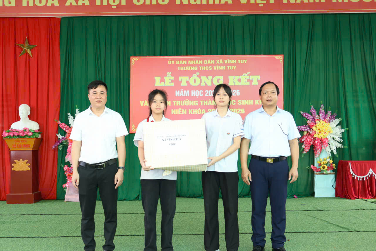Dự tổng kết tại cấp 2 tặng quà 1 6.jpg