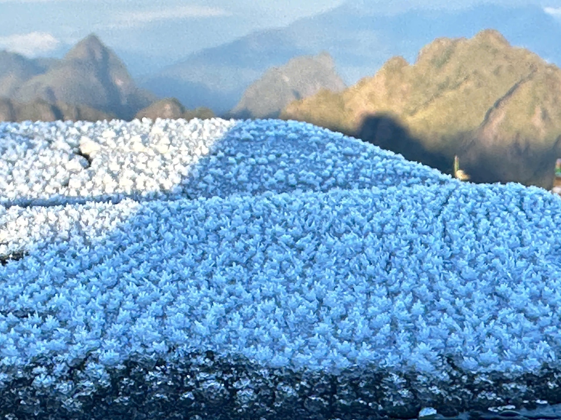 Băng tuyết phủ trắng đỉnh Fansipan ngày Giáng sinh thu hút đông du khách