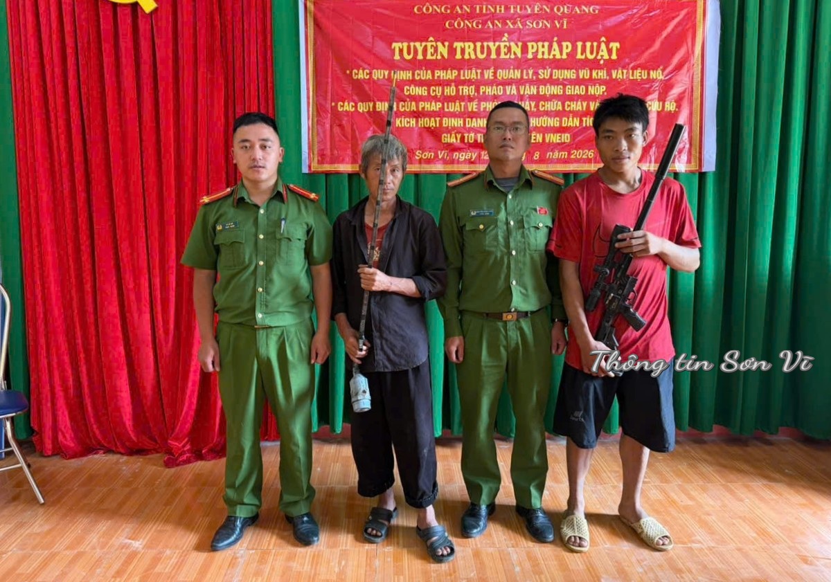 Công an xã Sơn Vĩ tuyên truyền, vận động người dân giao nộp vũ khí