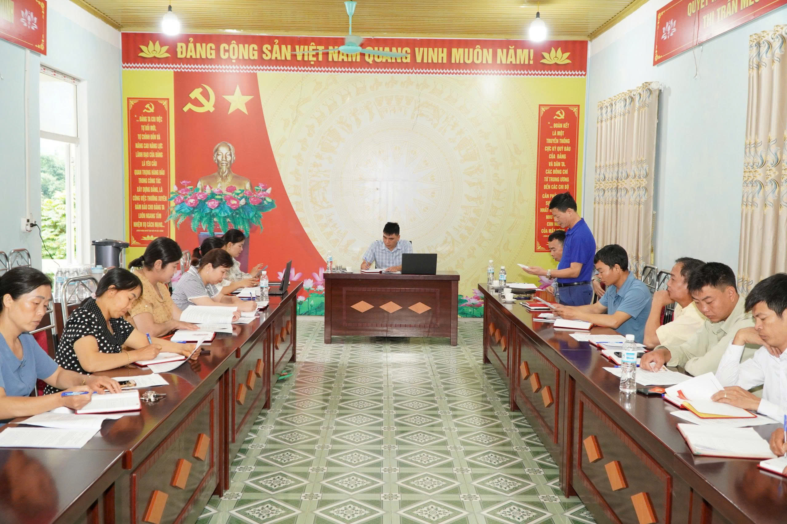 Đồng chí Hoàng Văn Hùng, Phó Bí thư Đảng ủy, Chủ tịch UBND xã dự sinh hoạt Chi bộ Trung tâm Dịch vụ công cộng, Môi trường và Cấp thoát nước