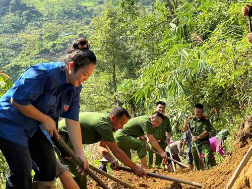 GIỮA ĐẠI NGÀN, SÁNG MÃI NIỀM TIN DẤU CHÂN NGƯỜI CÔNG AN XÃ VÌ BÌNH YÊN BẢN LÀNG