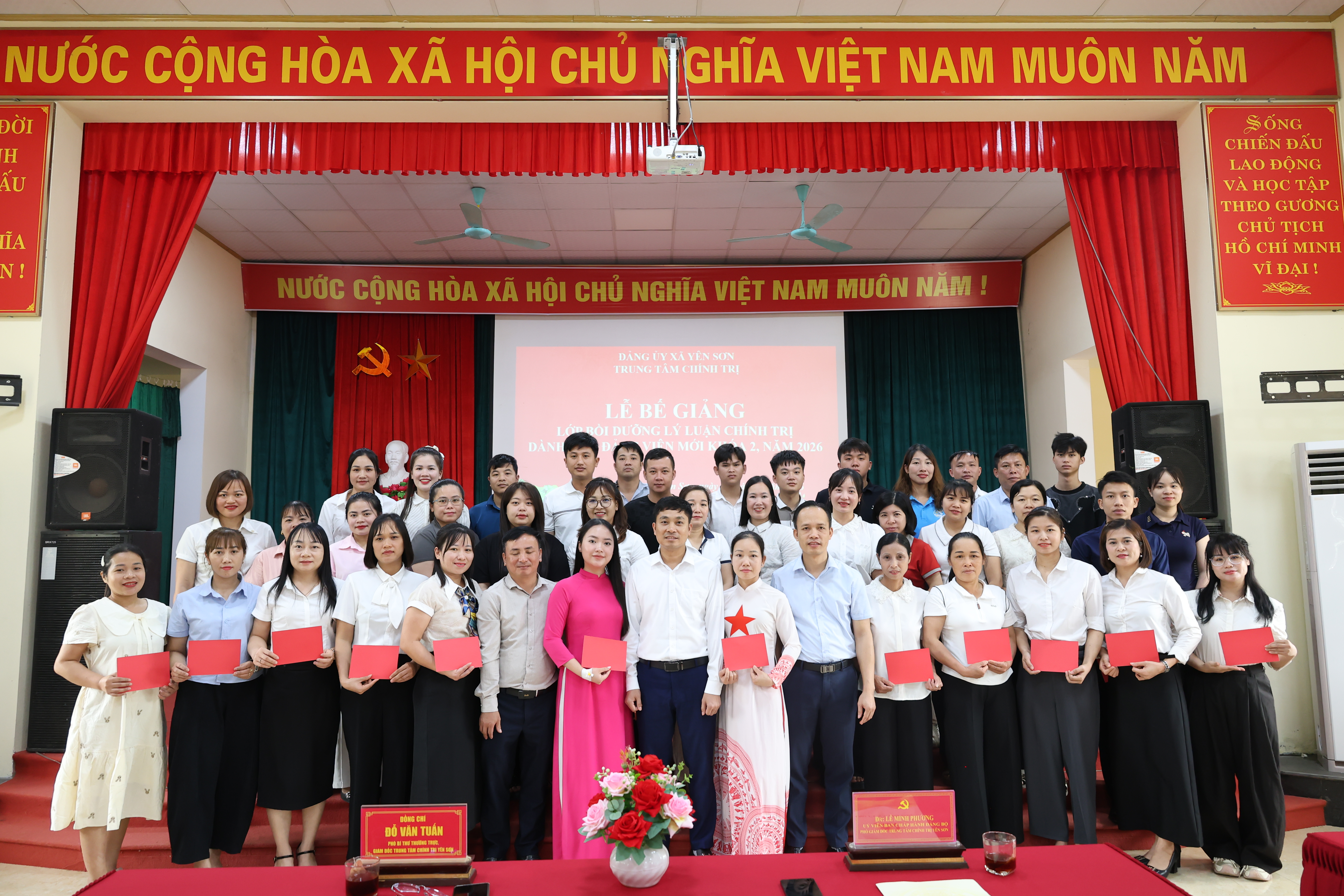 Bế giảng lớp bồi dưỡng lý luận chính trị cho đảng viên mới khóa 2 năm 2026