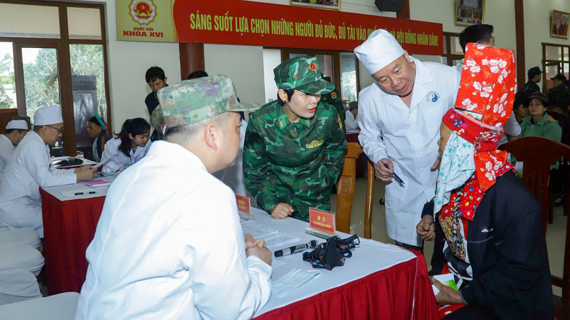 Khám bệnh, cấp phát thuốc miễn phí cho nhân dân biên giới hai nước Việt Nam-Trung Quốc