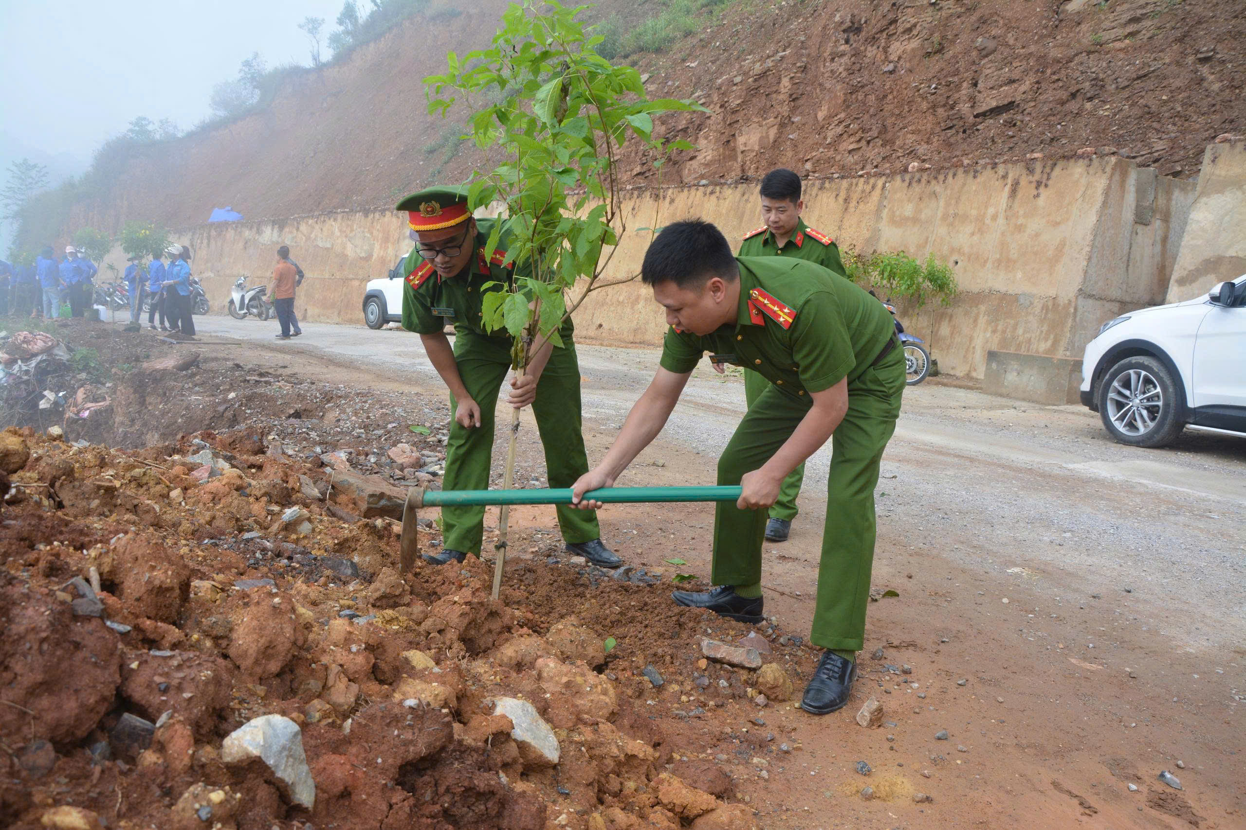 CHI ĐOÀN CÔNG AN XÃ ĐỒNG VĂN THAM GIA XÂY DỰNG “CON ĐƯỜNG THANH NIÊN” XANH – SẠCH – ĐẸP