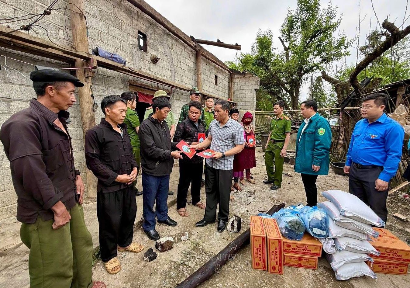 Lũng Cú khẩn trương khắc phục hậu quả mưa lớn kèm lốc xoáy