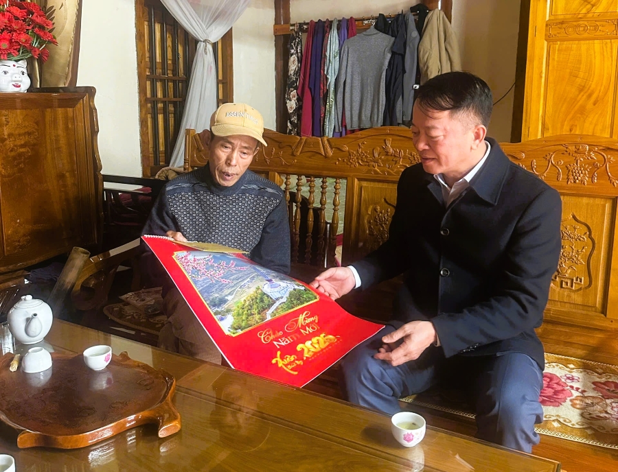 Đồng chí Phạm Hồng Thanh thăm hỏi, tặng quà các gia đình chính sách nhân dịp Tết Nguyên đán Bính Ngọ 2026