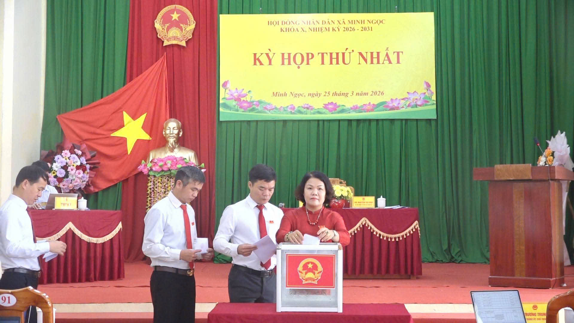 c&aacute;c đại biểu HDND bỏ phiếu.jpg