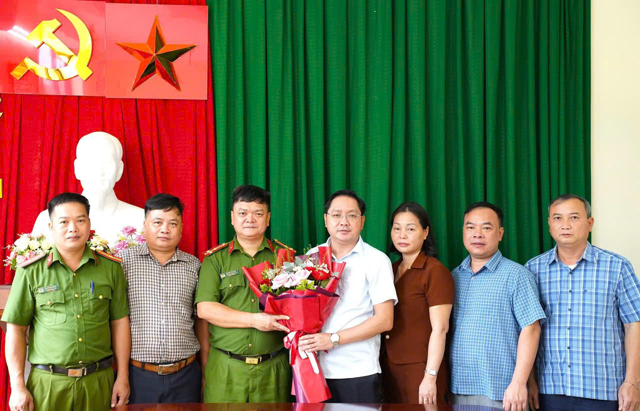 LÃNH ĐẠO XÃ TÂN TRỊNH CHÚC MỪNG KỶ NIỆM 81 NĂM NGÀY TRUYỀN THỐNG CÔNG AN NHÂN DÂN