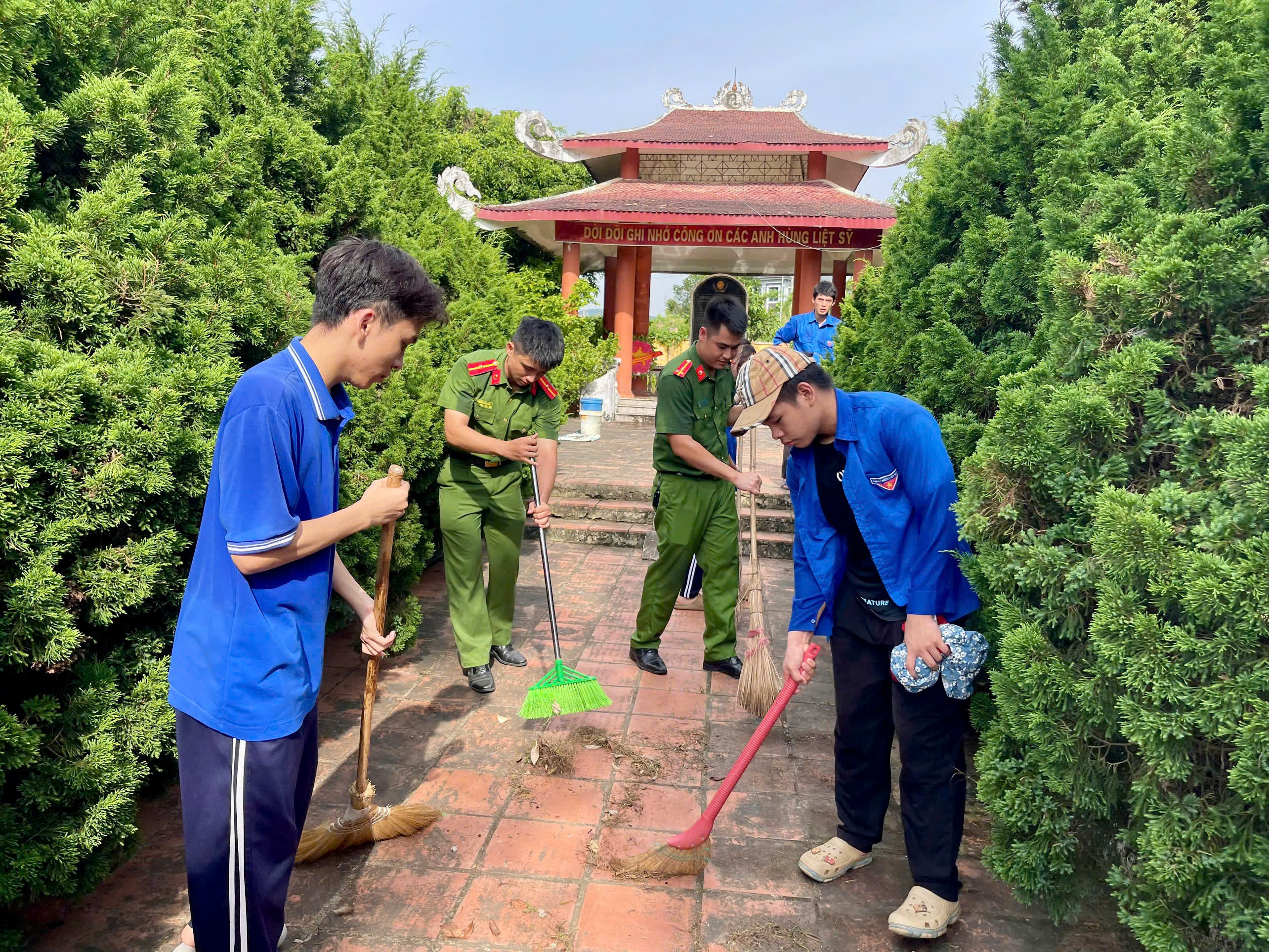CHI ĐOÀN CÔNG AN PHƯỜNG NÔNG TIẾN HƯỞNG ỨNG RA QUÂN “NGÀY CHỦ NHẬT XANH”