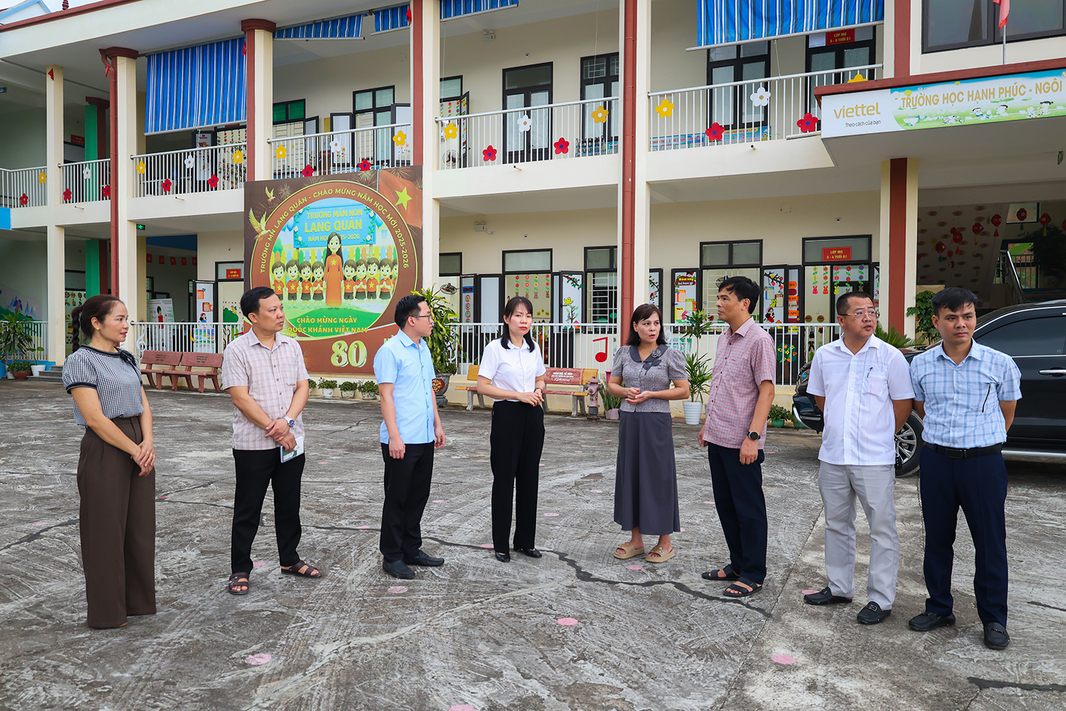 Các đồng chí Thường trực Đảng ủy xã kiểm tra cơ sở vật chất và công tác chuẩn bị năm học mới tại các trường học sau sắp xếp, sáp nhập