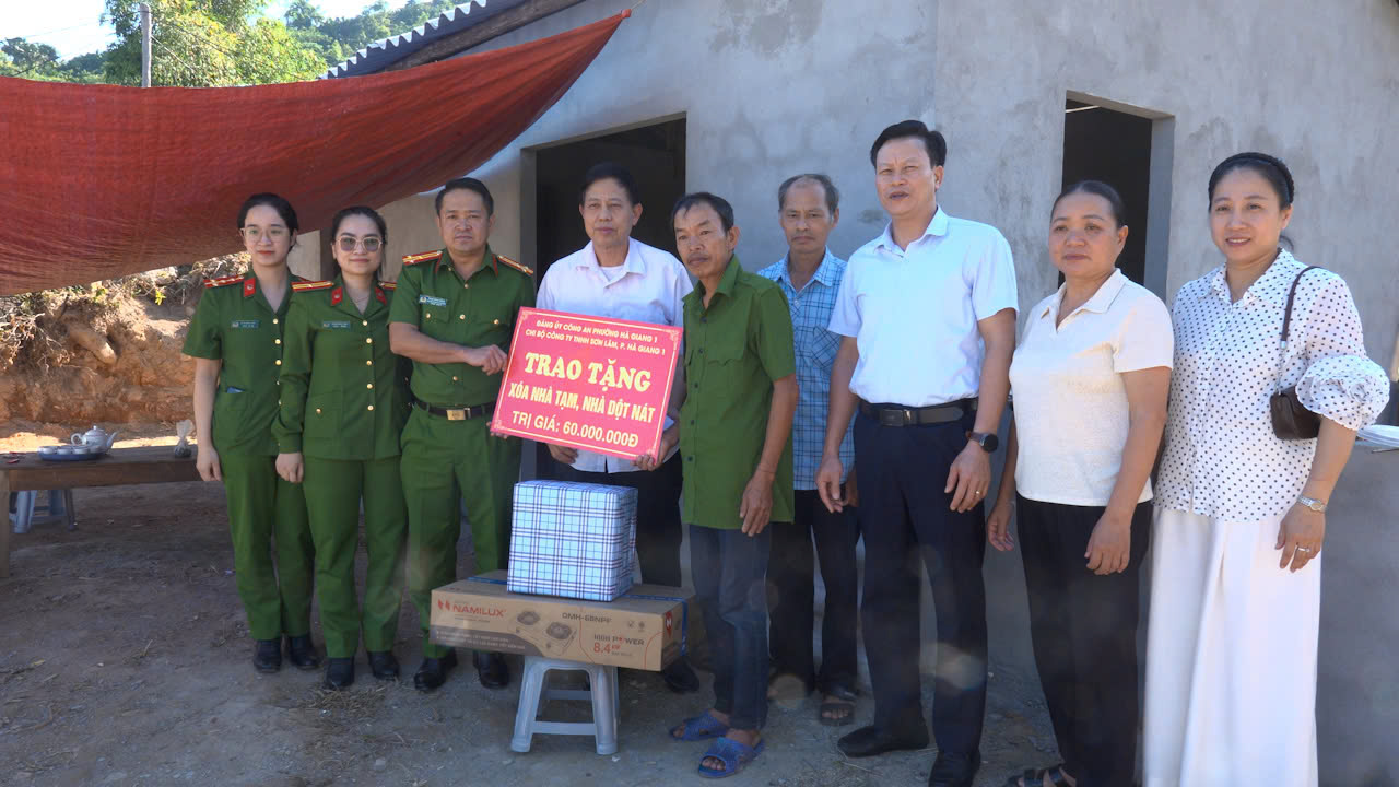 Phường Hà Giang 1 trao tiền hỗ trợ xóa nhà tạm cho hộ nghèo đơn thân