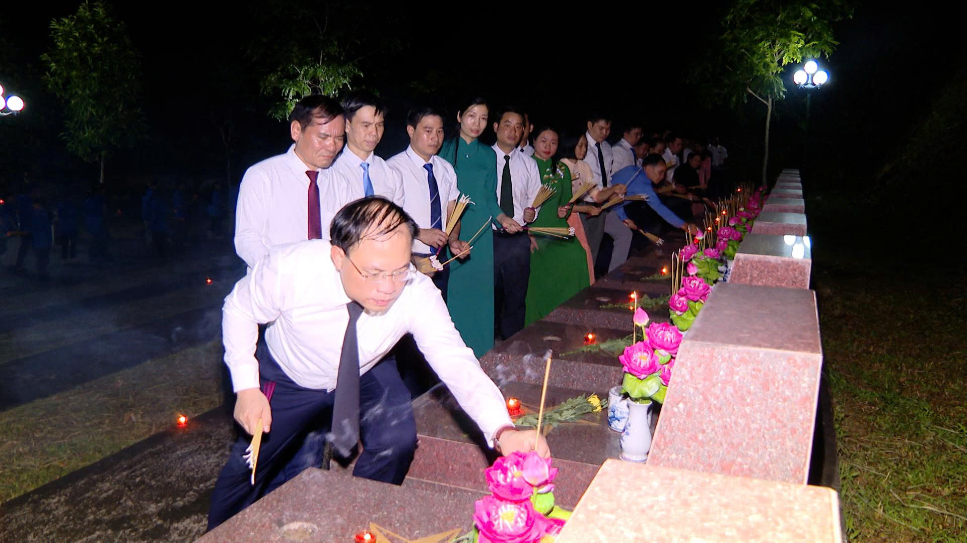 Uỷ ban nhân dân xã Lâm Bình tổ chức Lễ dân hương và thắp nến tri ân các anh hùng liệt sĩ