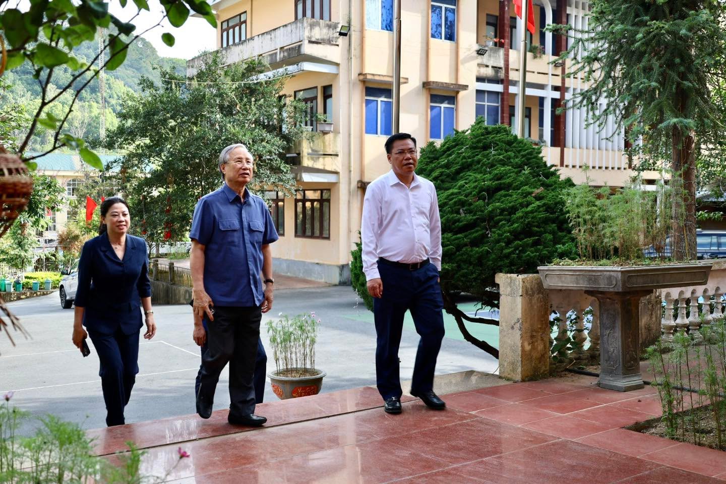 Đồng chí: Trần Quốc Vượng, nguyên Ủy viên Bộ Chính trị, nguyên Thường trực Ban Bí thư Trung ương Đảng Cộng sản Việt Nam và Đoàn công tác Trung ương đã đến thăm, động viên cán bộ và Nhân dân xã Đồng Văn.
