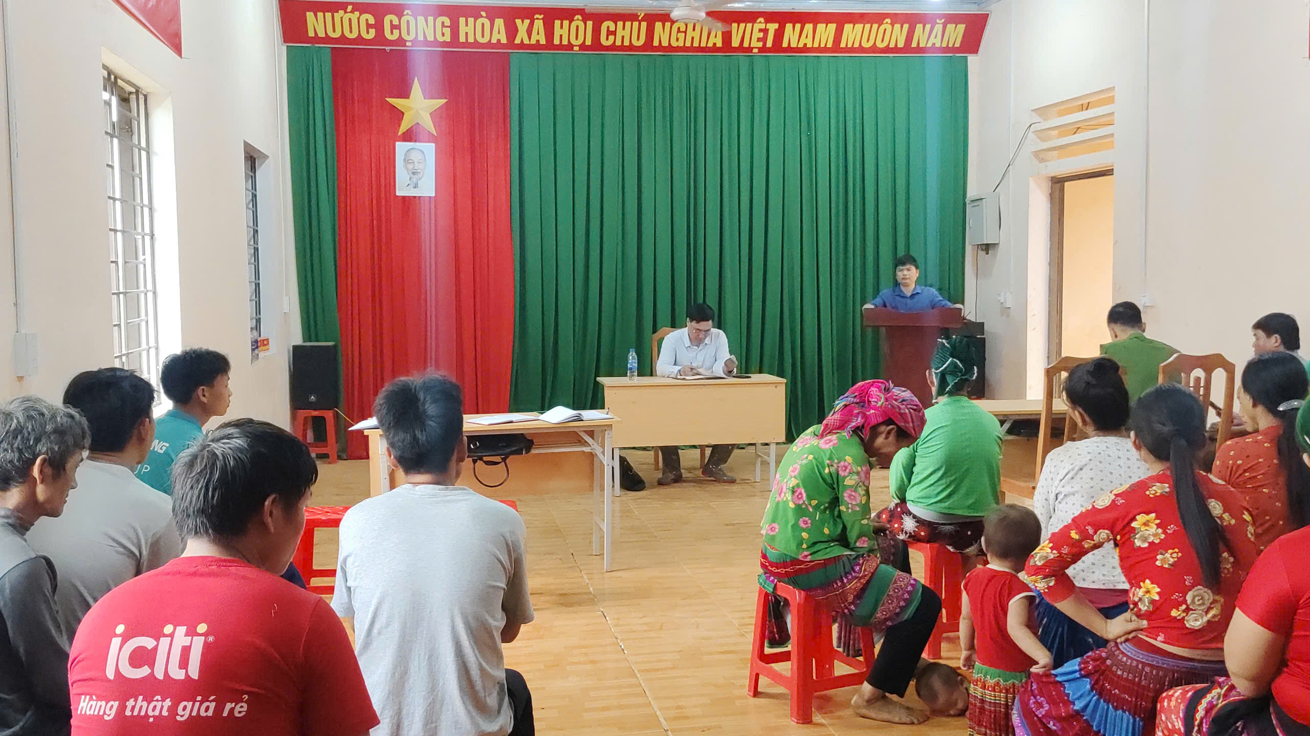 Hội nghị tiếp xúc, đối thoại trực tiếp giữa đồng chí Chủ tịch Ủy ban nhân dân xã Niêm Sơn với nhân dân thôn Pó Qua