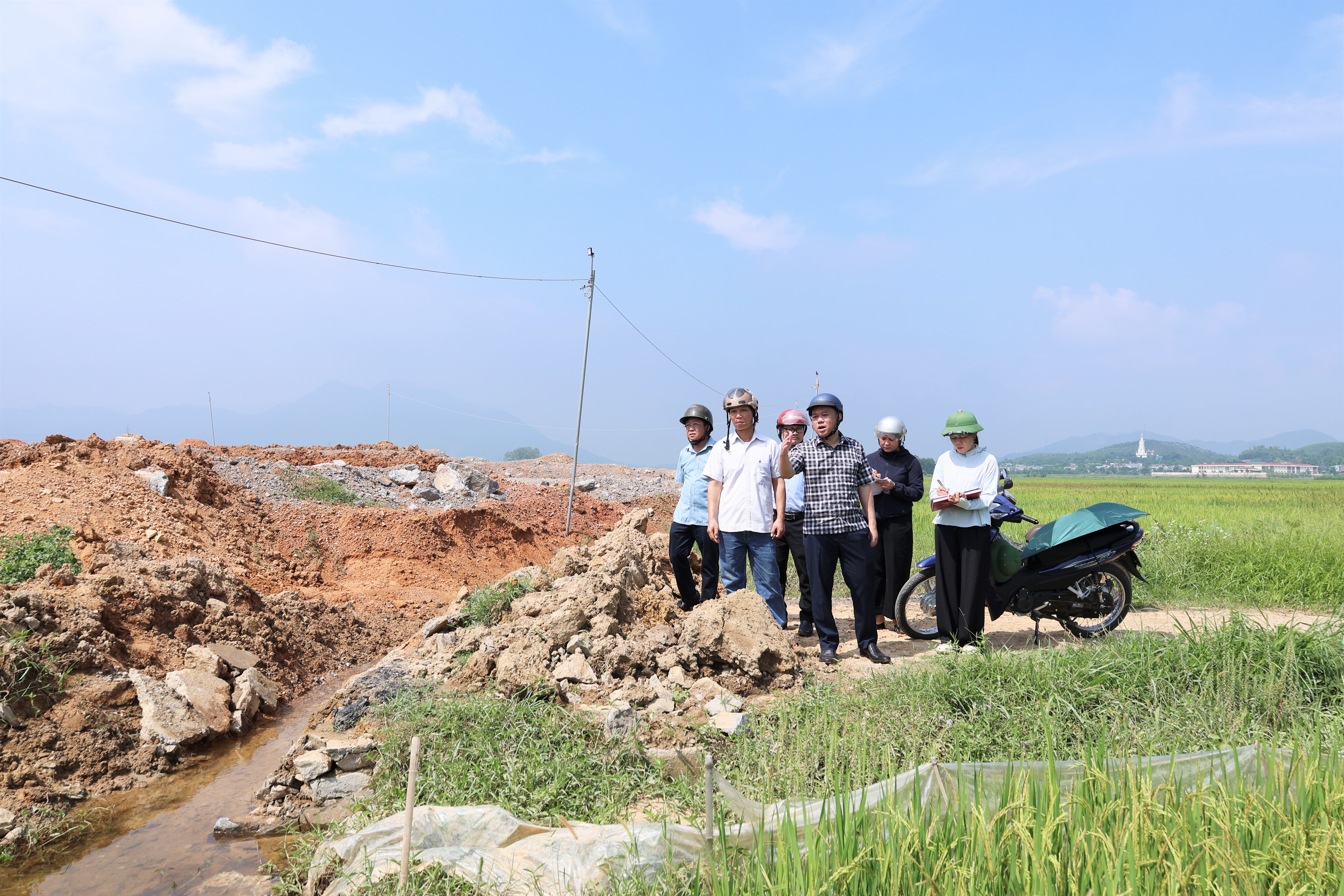 ĐỒNG CHÍ BÍ THƯ ĐẢNG UỶ PHƯỜNG MINH XUÂN ĐỖ HÙNG ĐỨC - KIỂM TRA, NẮM BẮT VÀ GIẢI QUYẾT Ý KIẾN, KIẾN NGHỊ CỦA CỬ TRI