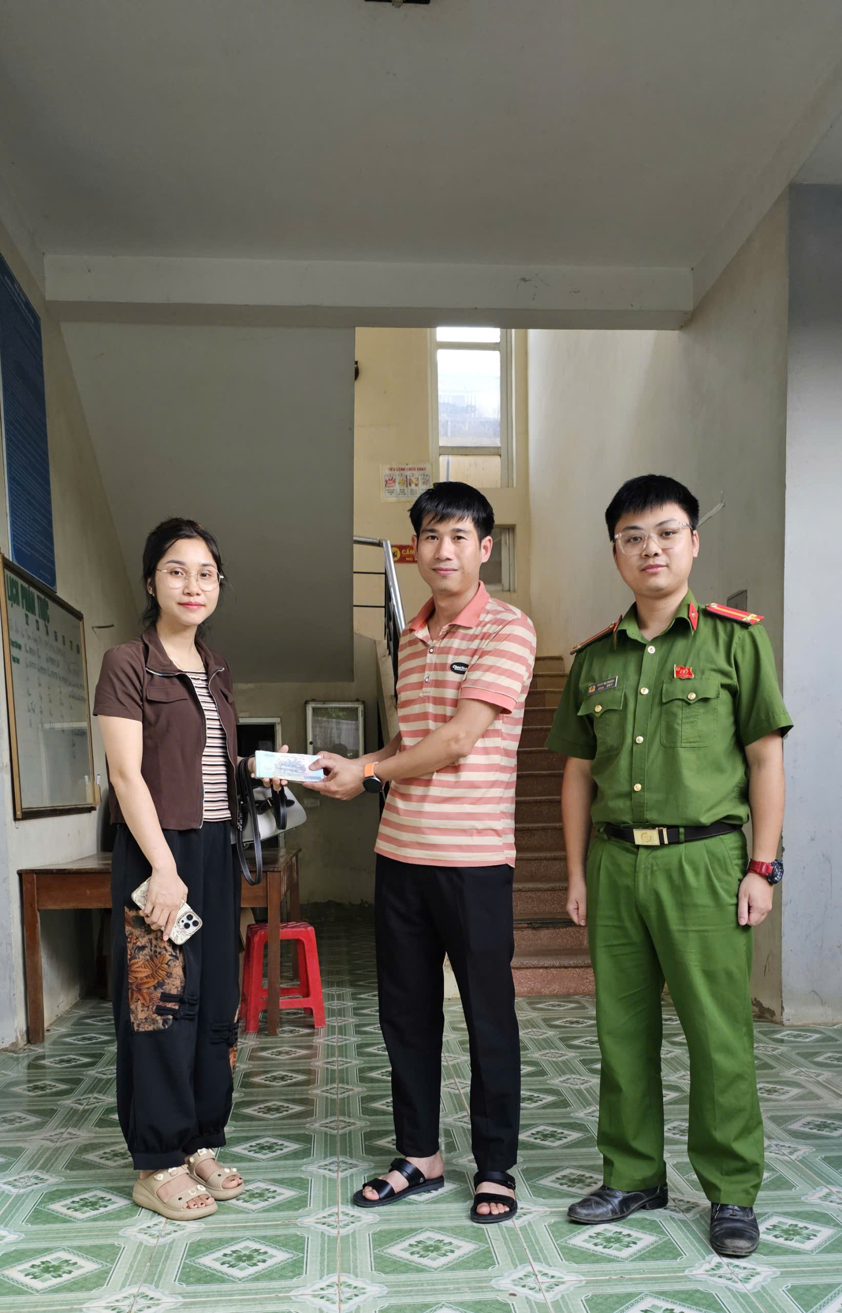 CÔNG AN XÃ YÊN HOA HỖ TRỢ TRAO TRẢ TÀI SẢN CHO NGƯỜI DÂN