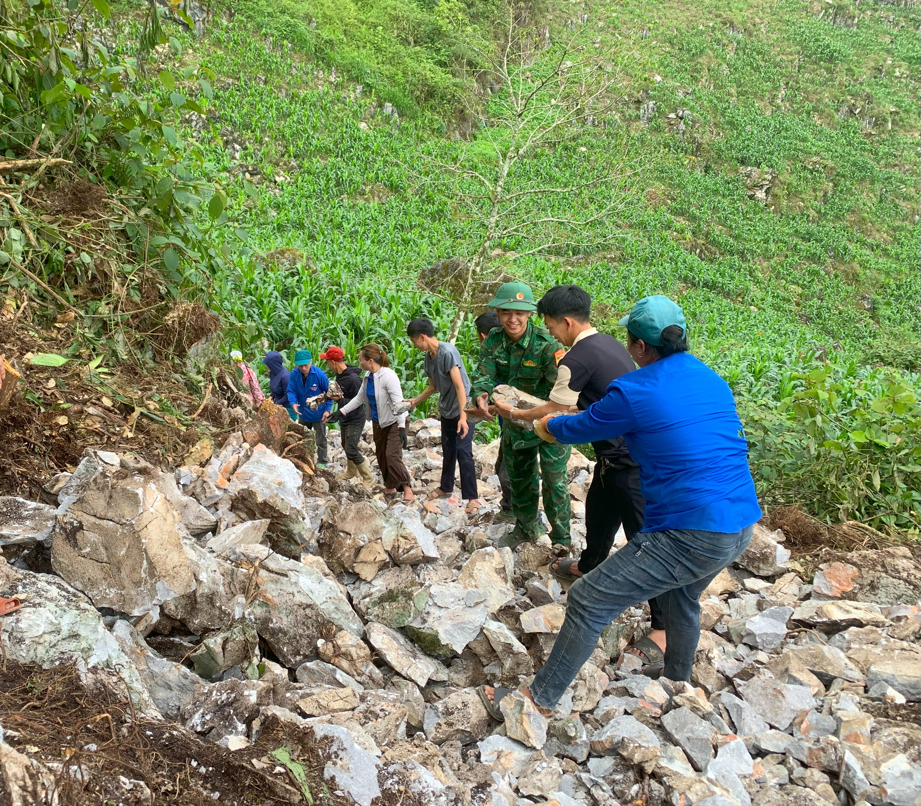 Quân và dân chung sức mở đường tuần tra biên giới