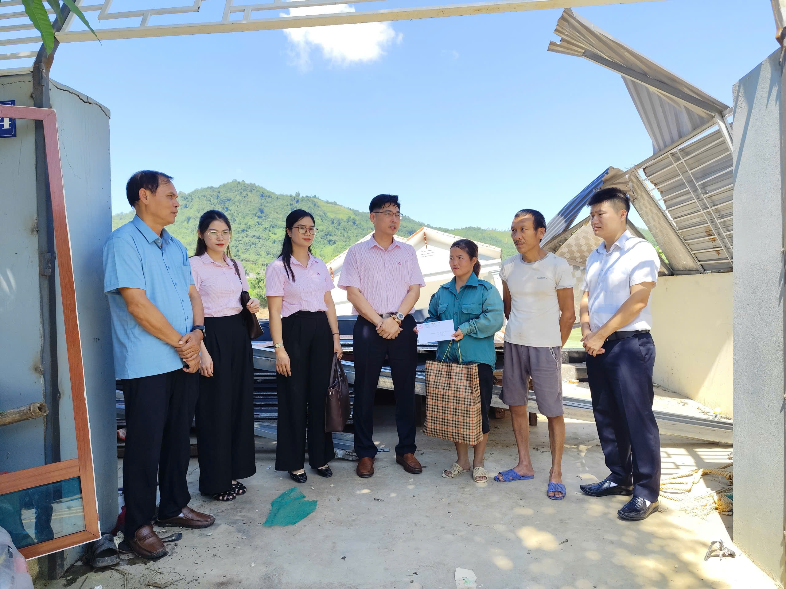 Đồng chí Giám đốc Ngân hàng Chính sách xã hội tỉnh Tuyên Quang thăm, tặng quà các hộ bị thiệt hại nặng nề bởi bão số 10 tại xã Nà Hang