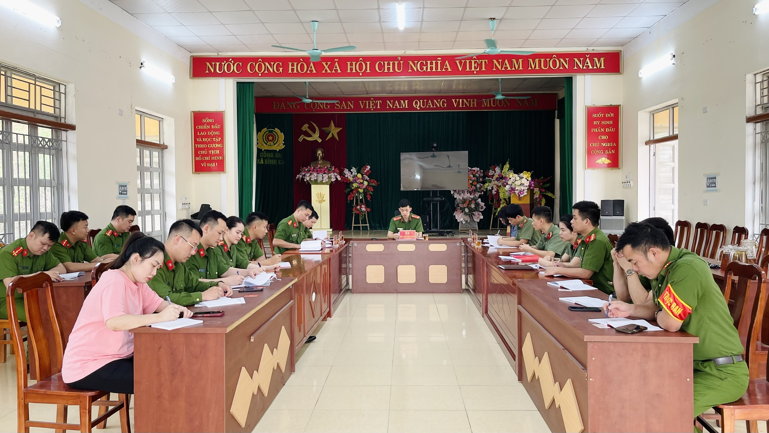 Đồng chí Chủ tịch Uỷ ban nhân dân xã dự buổi sinh hoạt Chi bộ Công an xã Bình Ca