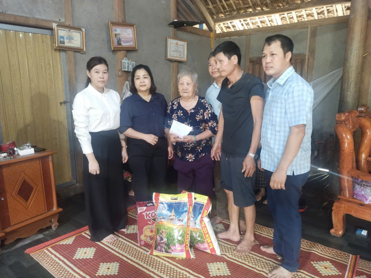 Lãnh đạo xã Vĩnh Tuy thăm hỏi, động viên gia đình bị hỏa hoạn tại thôn Đông Thành