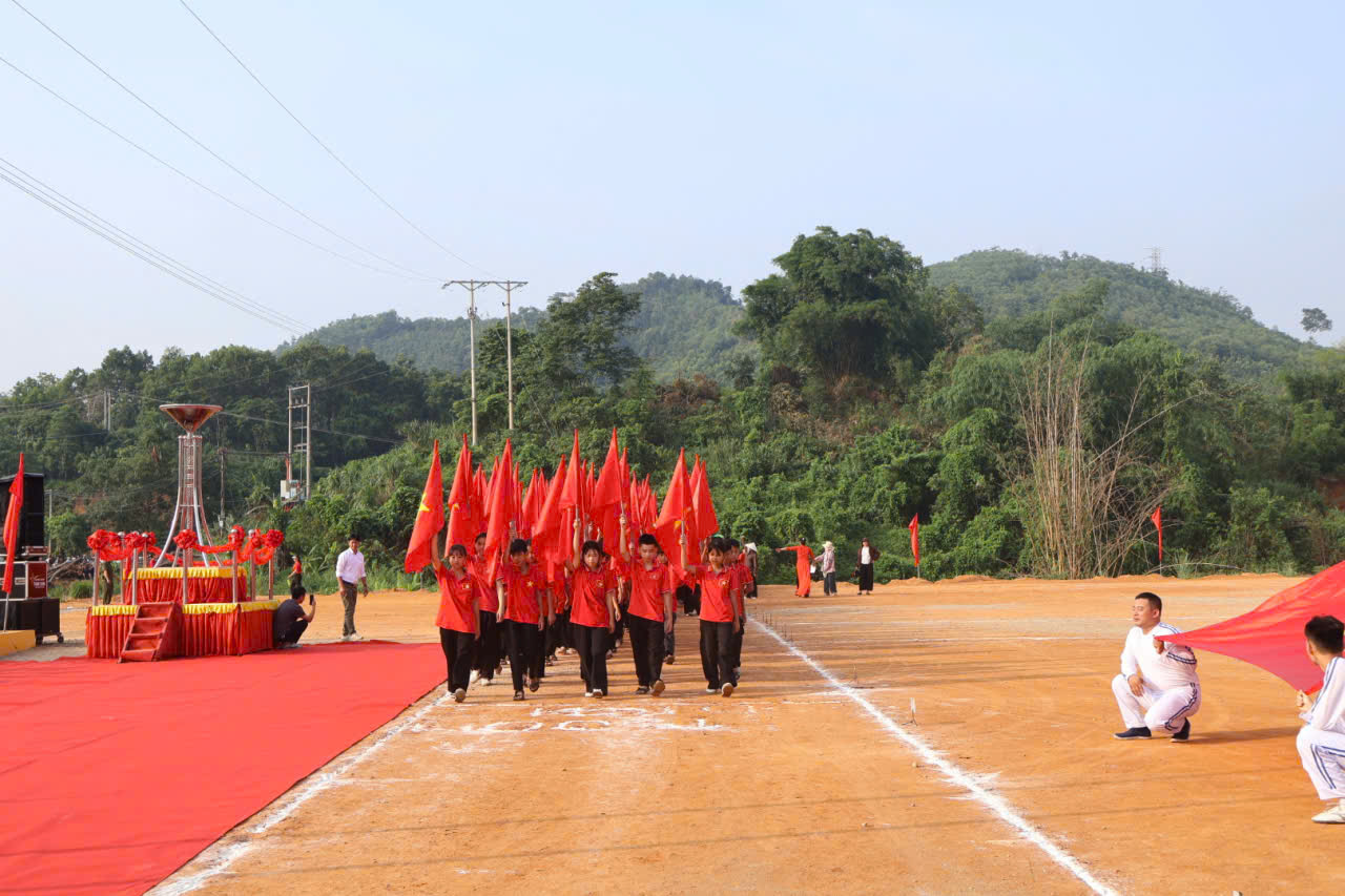 Khai mạc cờ đỏ.jpg