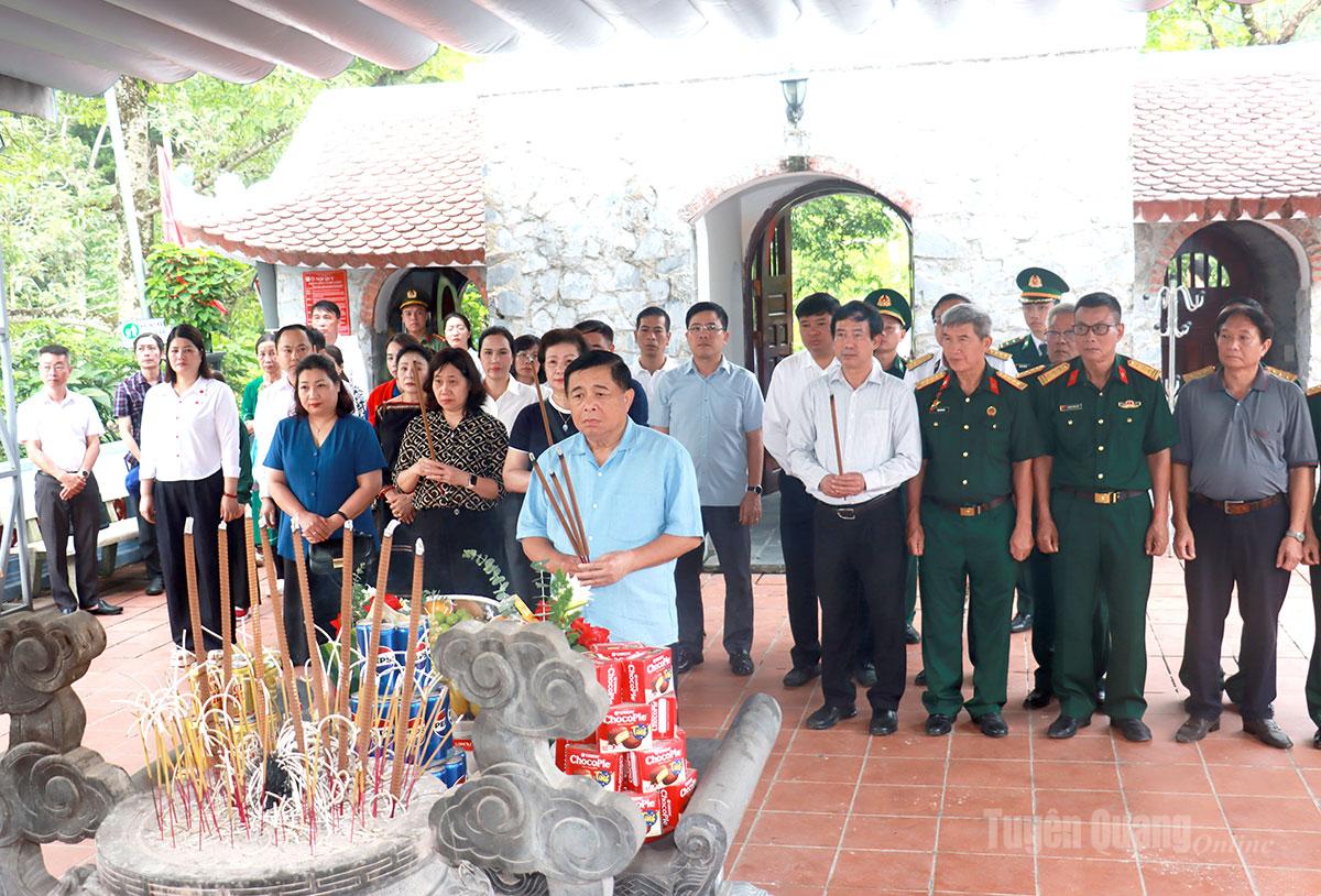 Nguyên Phó Thủ tướng Chính phủ Nguyễn Chí Dũng viếng các Anh hùng liệt sĩ Mặt trận Vị Xuyên và tặng quà gia đình chính sách tại xã Thanh Thủy