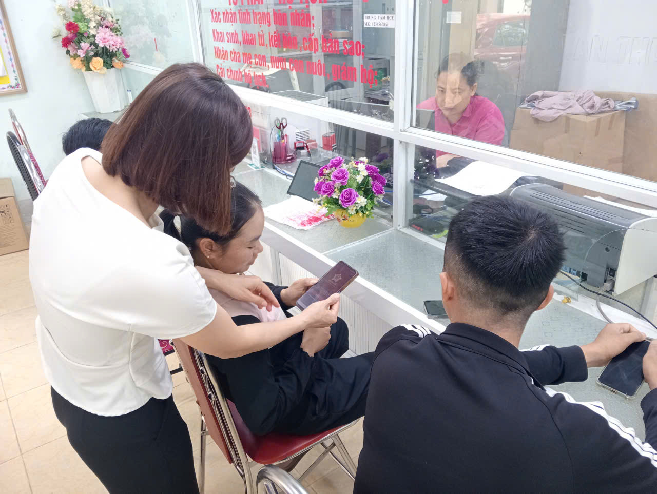 Trung tâm Phục vụ hành chính công xã Tùng Bá - Nâng cao chất lượng giải quyết thủ tục hành chính, hướng tới sự hài lòng của người dân