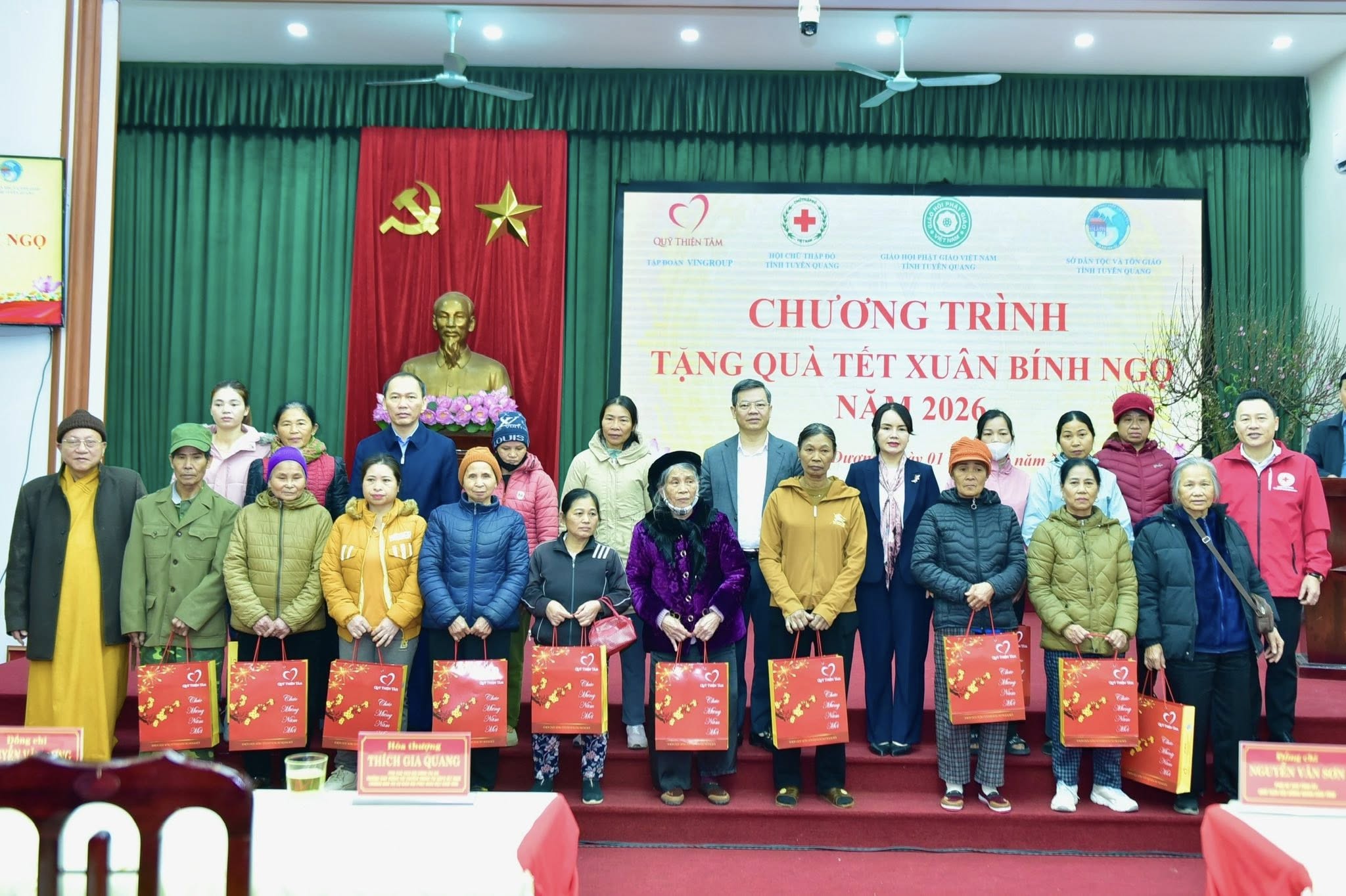 Trao 300 suất quà Tết Xuân Bính Ngọ 2026 cho hộ nghèo, gia đình chính sách 