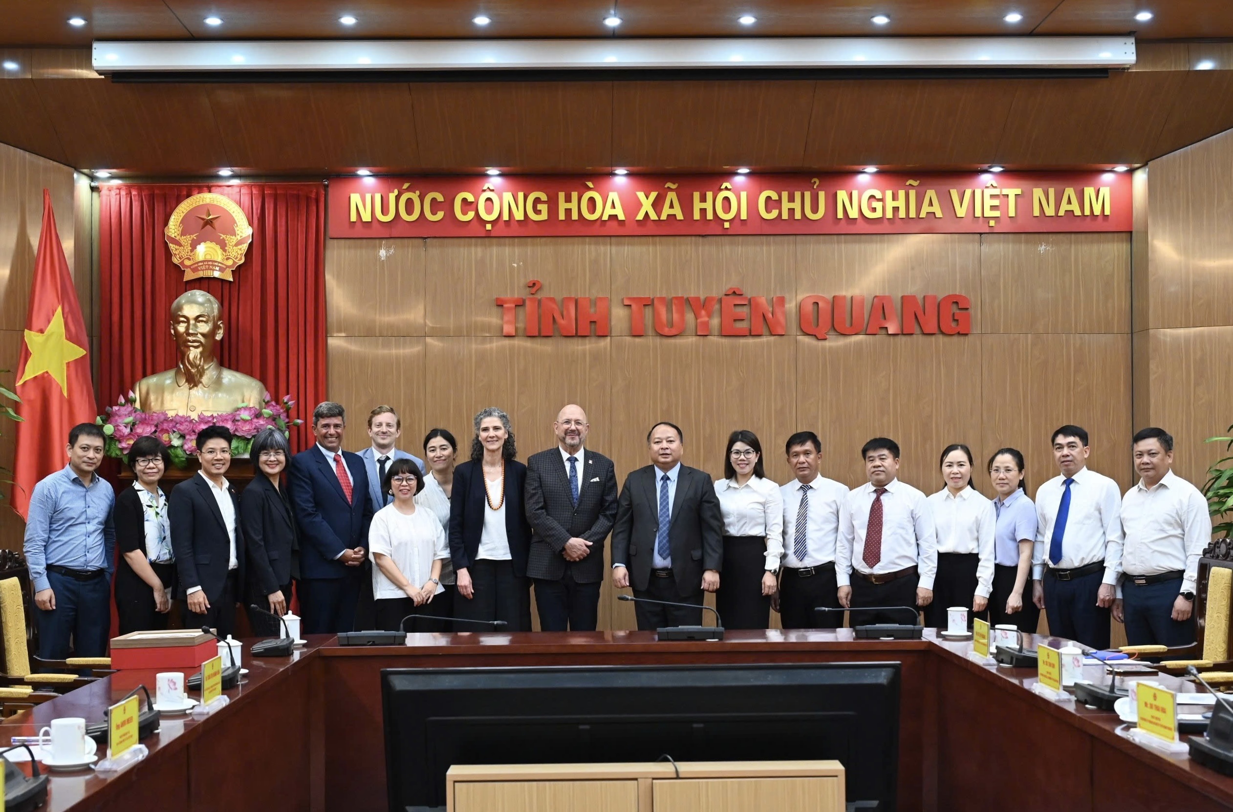 Chủ tịch UBND tỉnh Phan Huy Ngọc tiếp, làm việc với Đoàn công tác của Đại sứ quán Thụy Sĩ tại Việt Nam