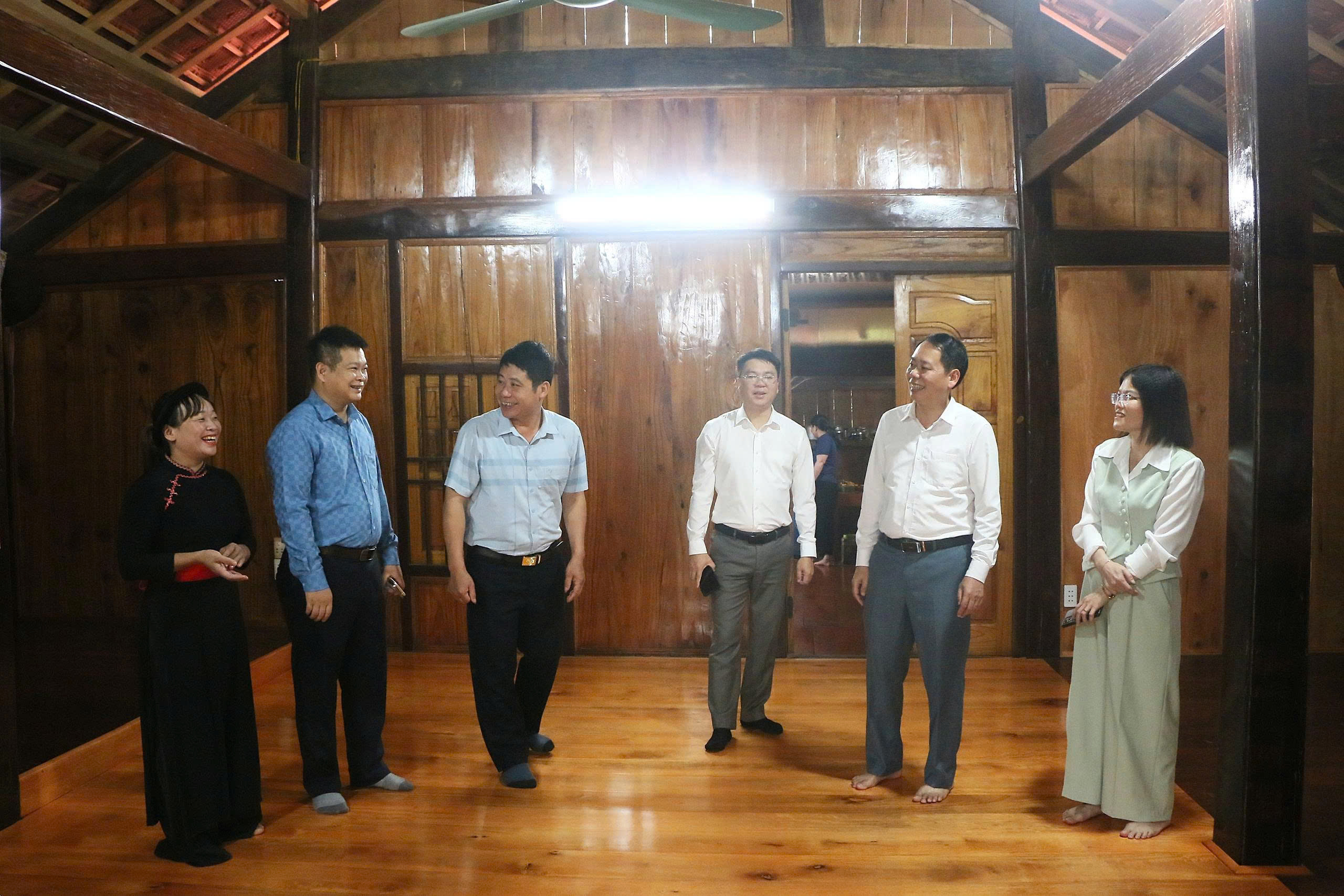 Đoàn công tác xã Hồ Thầu đến thăm và làm việc tại xã Nà Hang