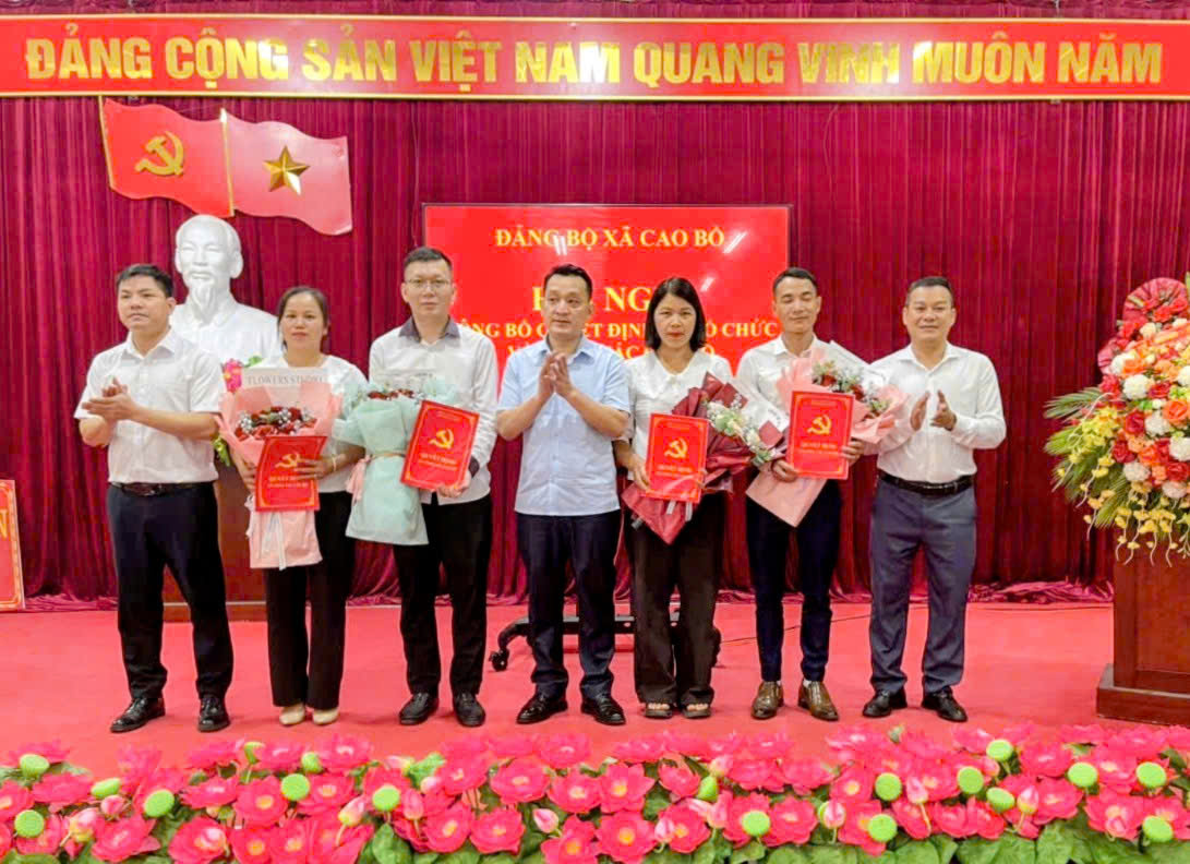 Công bố các Quyết định về công tác tổ chức cán bộ tại xã Cao Bồ