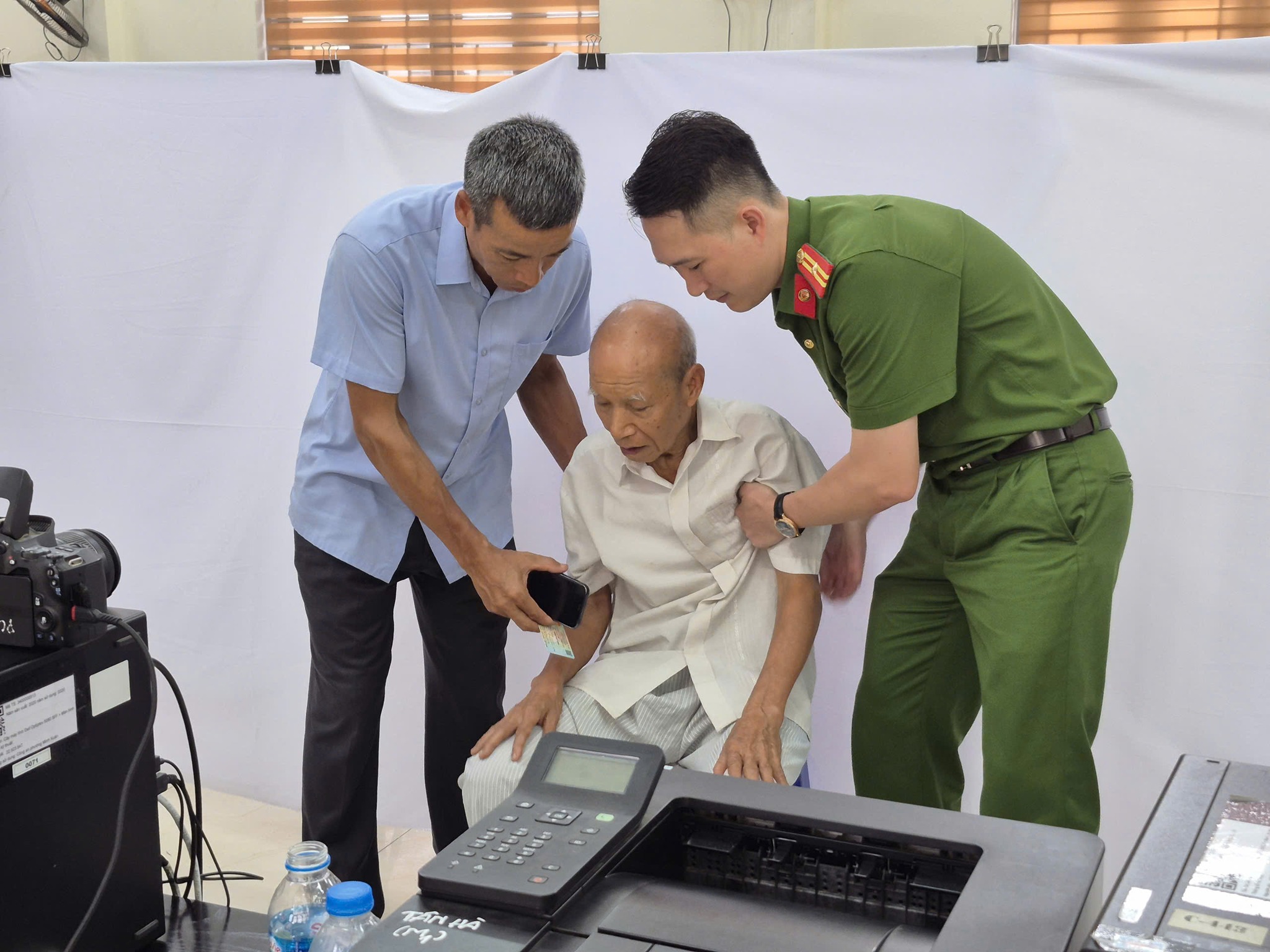CÔNG AN PHƯỜNG MINH XUÂN HOÀN THÀNH THU NHẬN HỒ SƠ CẤP ĐỔI THẺ ĐẢNG 
