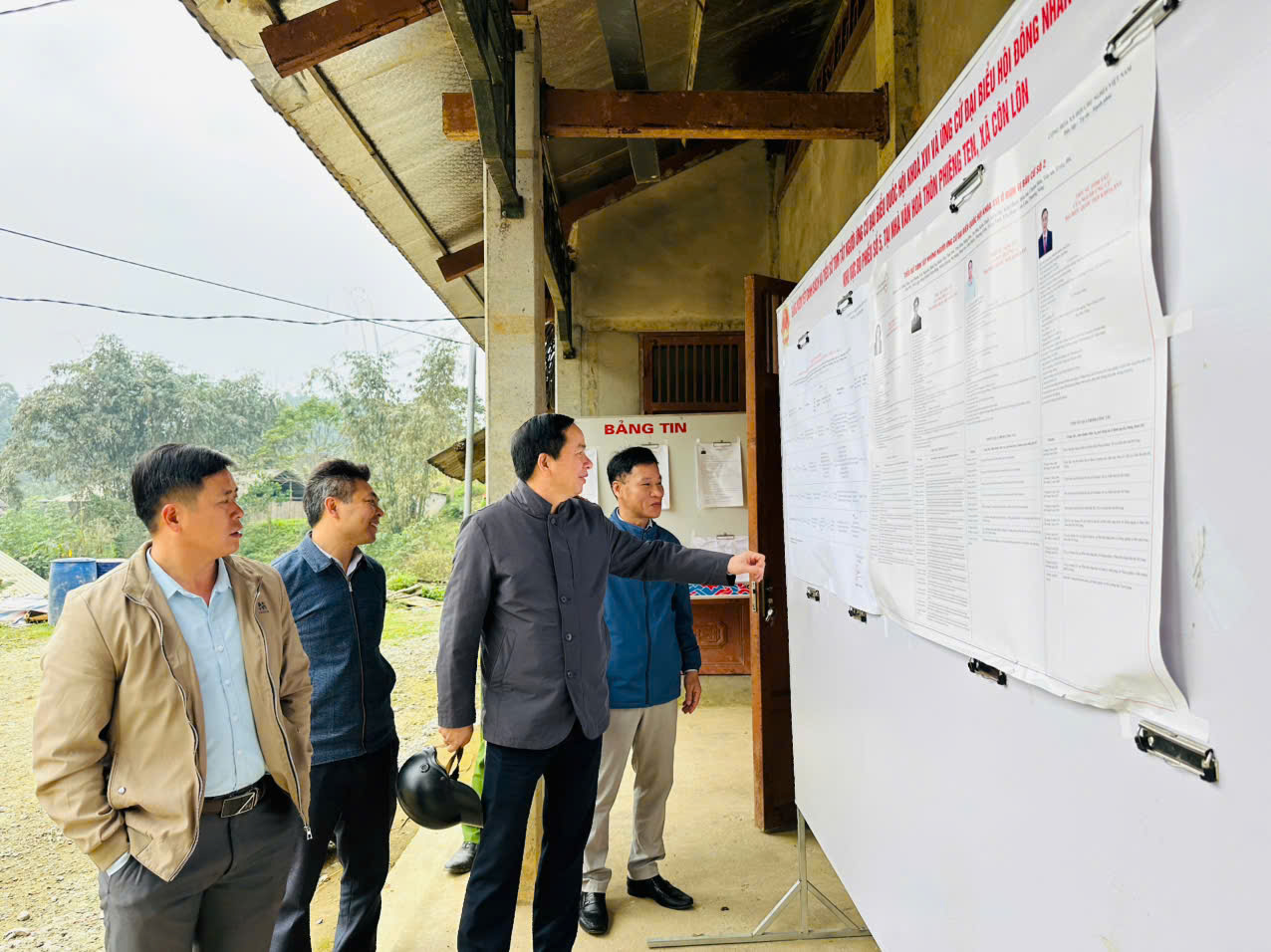 ĐỒNG CHÍ NGUYỄN TRỌNG ĐOAN – BÍ THƯ ĐẢNG ỦY, CHỦ TỊCH HĐND XÃ, TRƯỞNG BAN CHỈ ĐẠO BẦU CỬ XÃ KIỂM TRA CÔNG TÁC CHUẨN BỊ BẦU CỬ