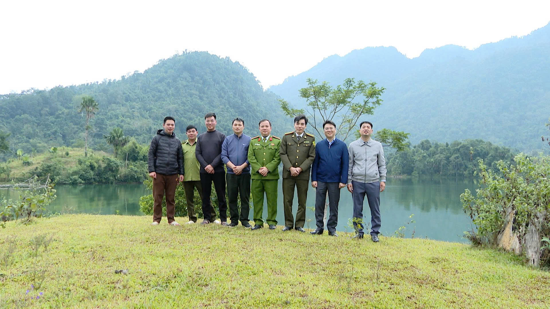 Đồng chí Bí thư Đảng ủy Tô Viết Hiệp khảo sát một số điểm tại hồ thủy điện Tuyên Quang thuộc địa phận xã Lâm Bình