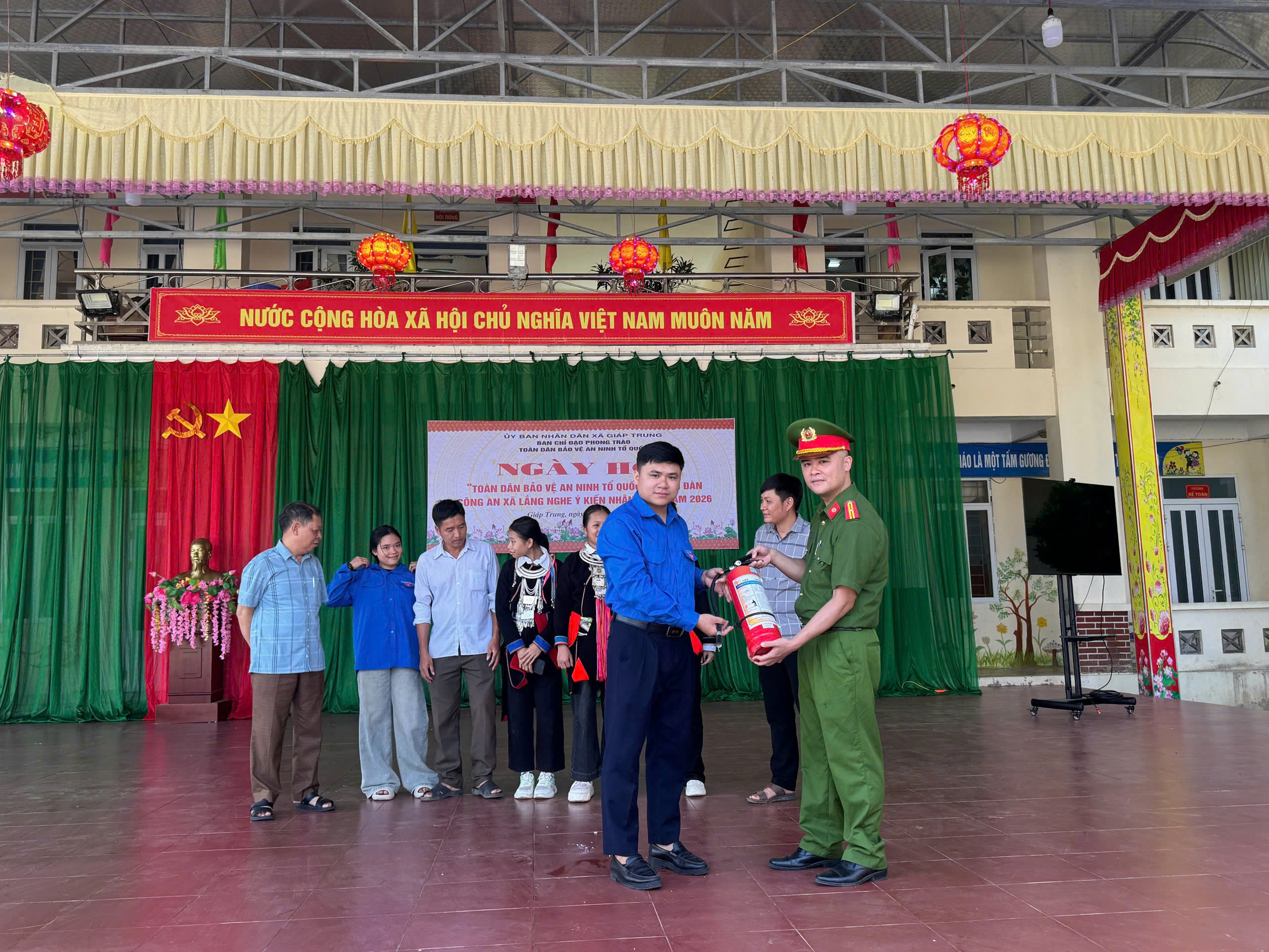 CÔNG AN XÃ GIÁP TRUNG TỔ CHỨC CÁC HOẠT ĐỘNG TRẢI NGHIỆM PCCC VÀ CNCH
