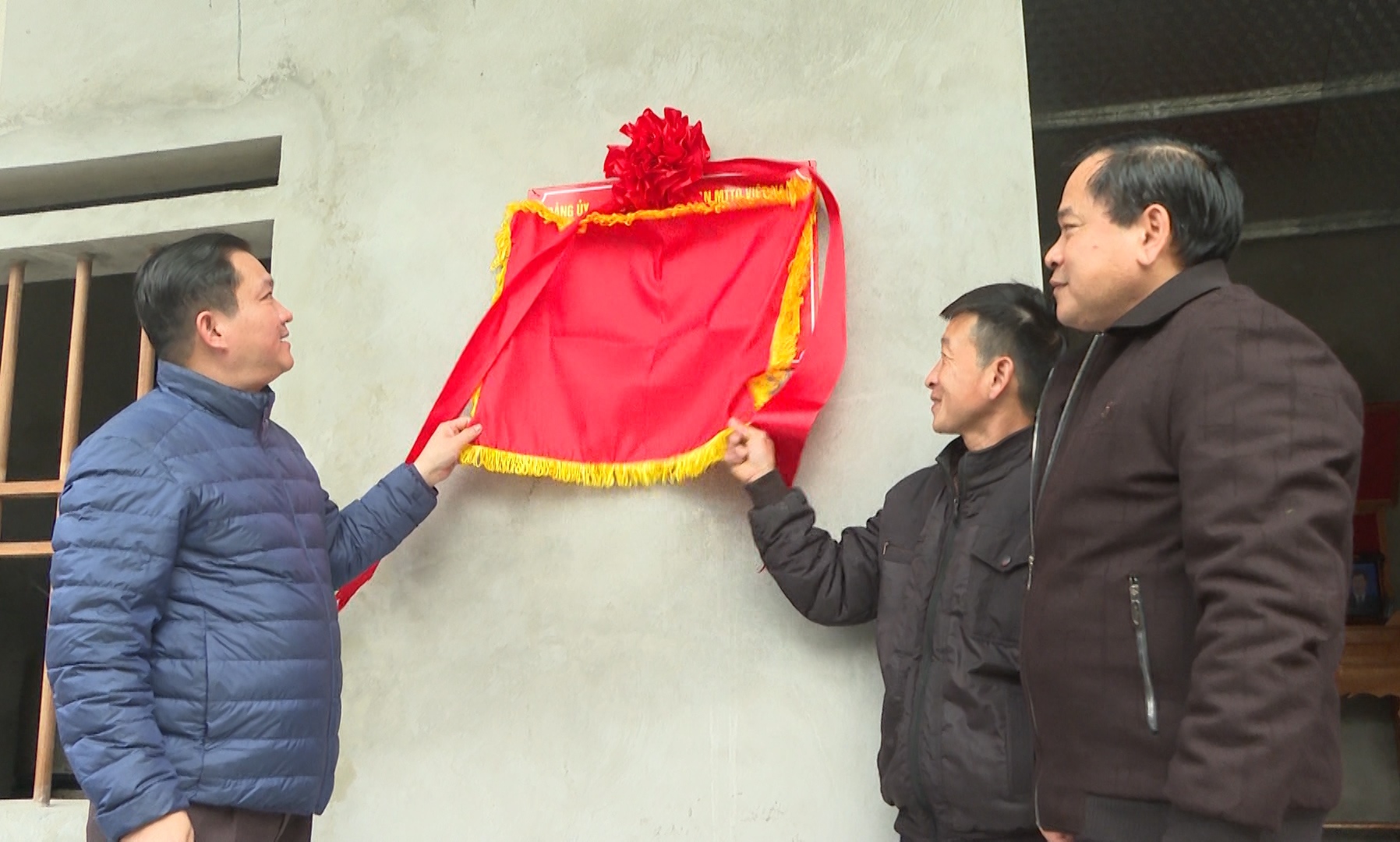 Bí thư Đảng ủy xã dự khánh thành nhà Đại đoàn kết.